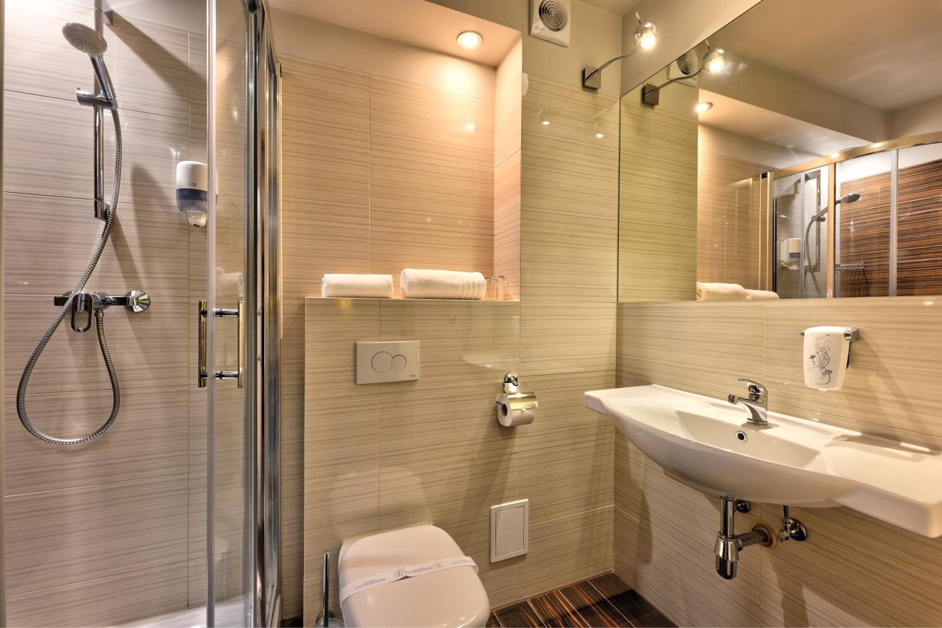 Deluxe King Room - Photo 4
