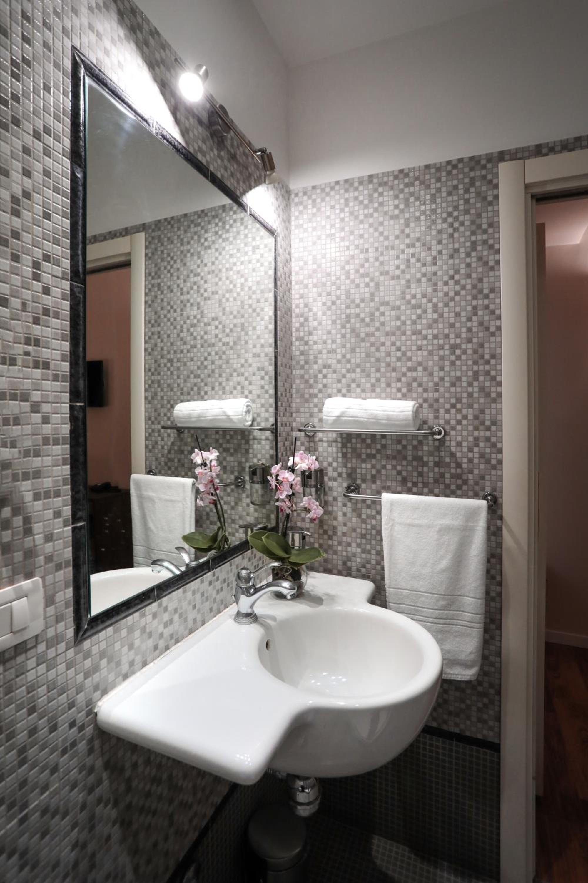 Superior Double or Twin Room with City View photo 2