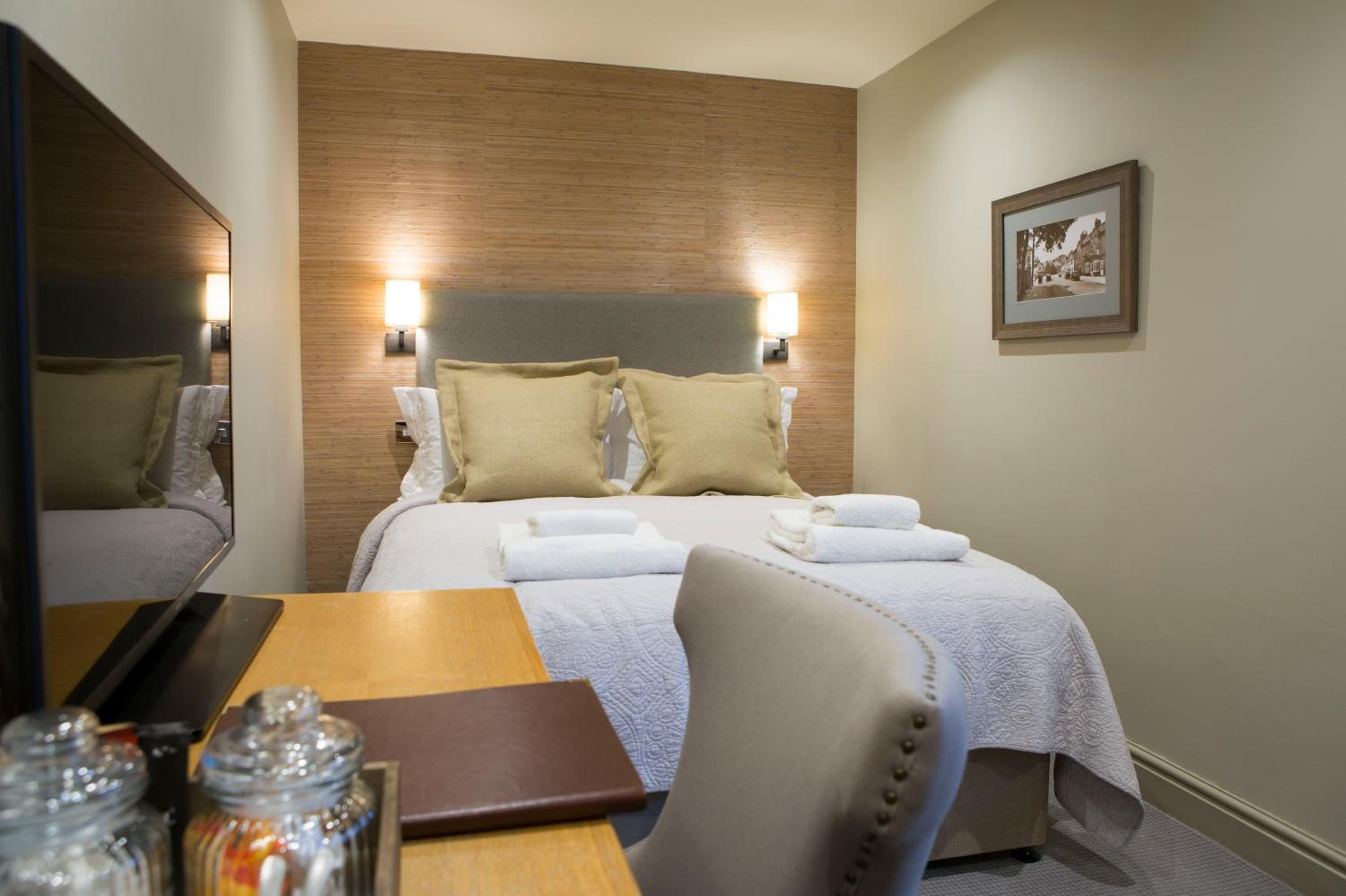 Standard Double Room - Photo 9