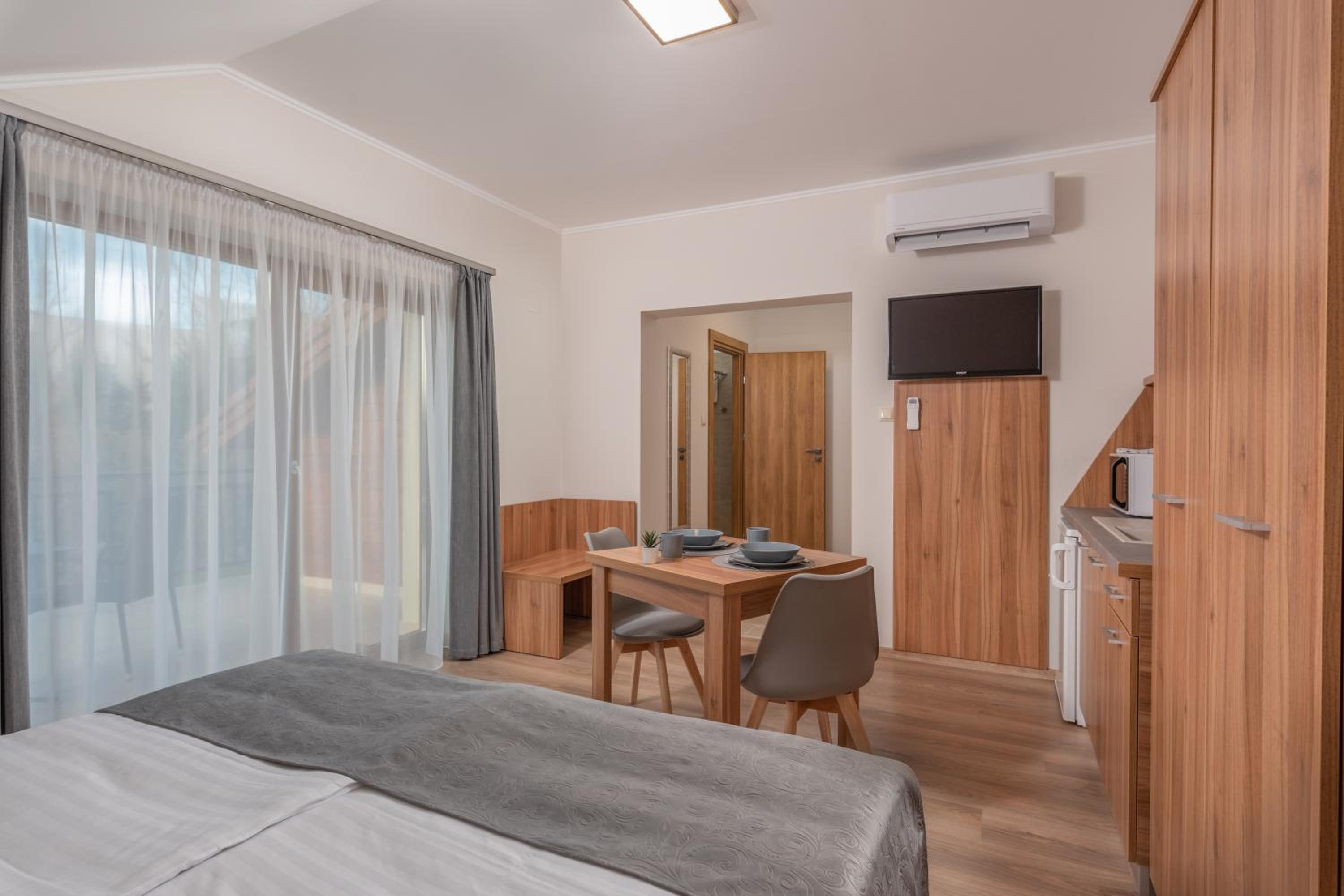 Studio Apartment with Balcony photo 2