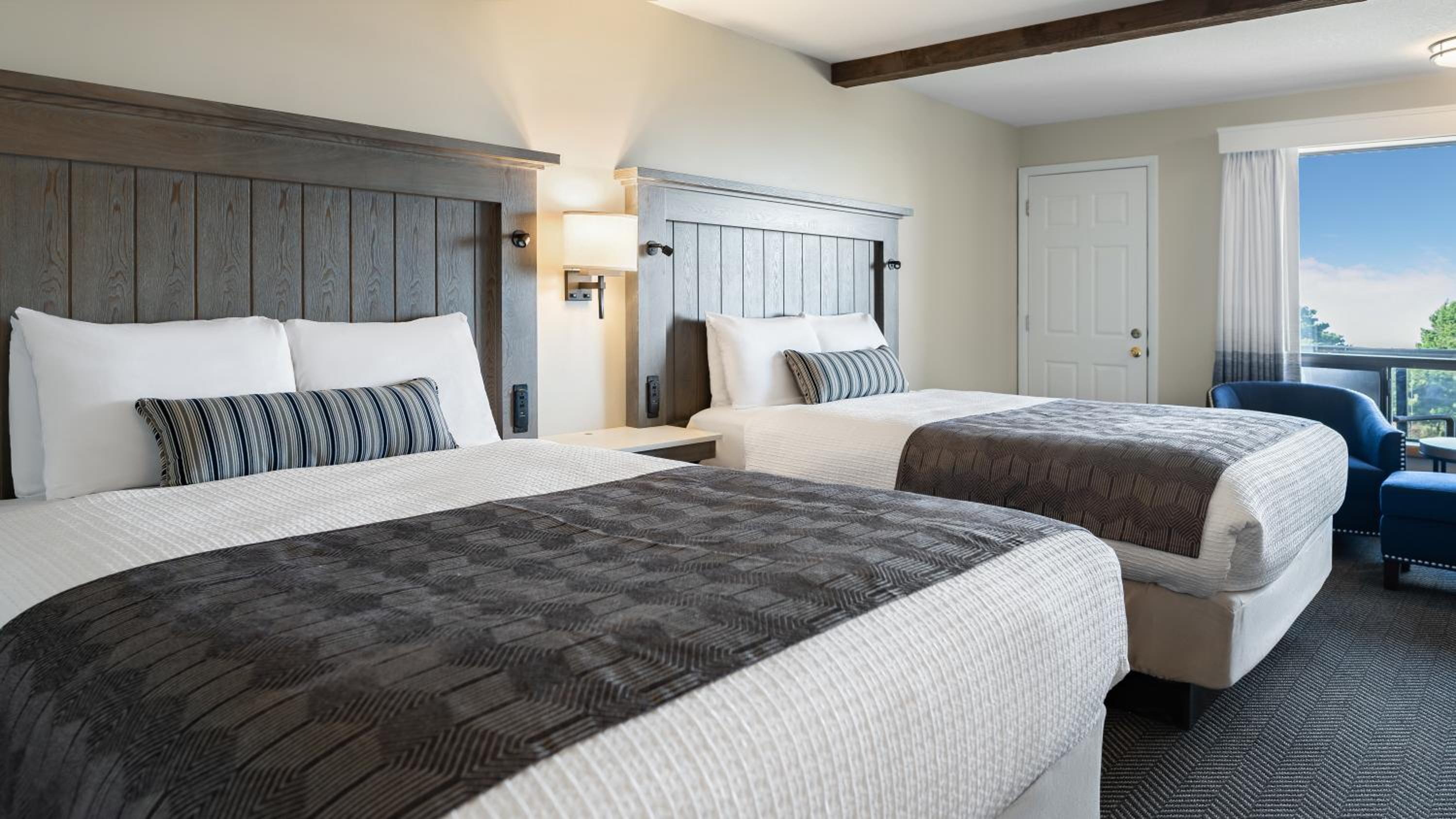 Queen Room with Two Queen Beds photo 2