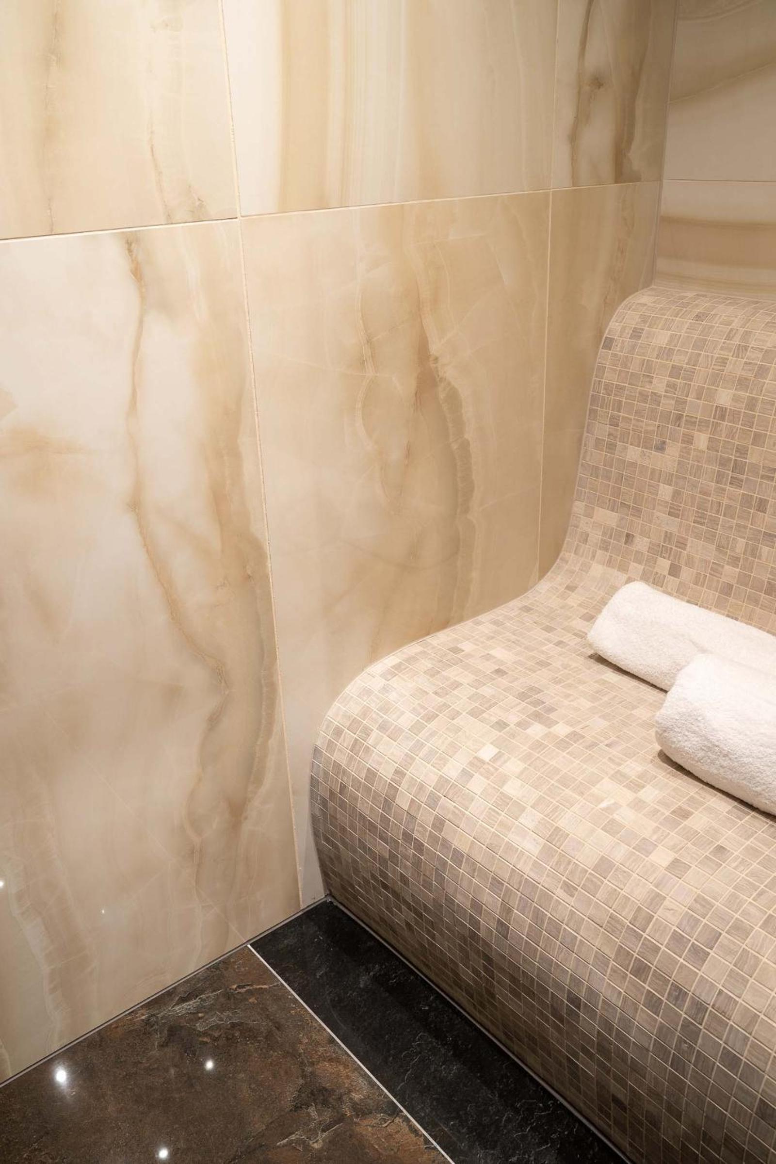 Suite with Hot Tub photo 3