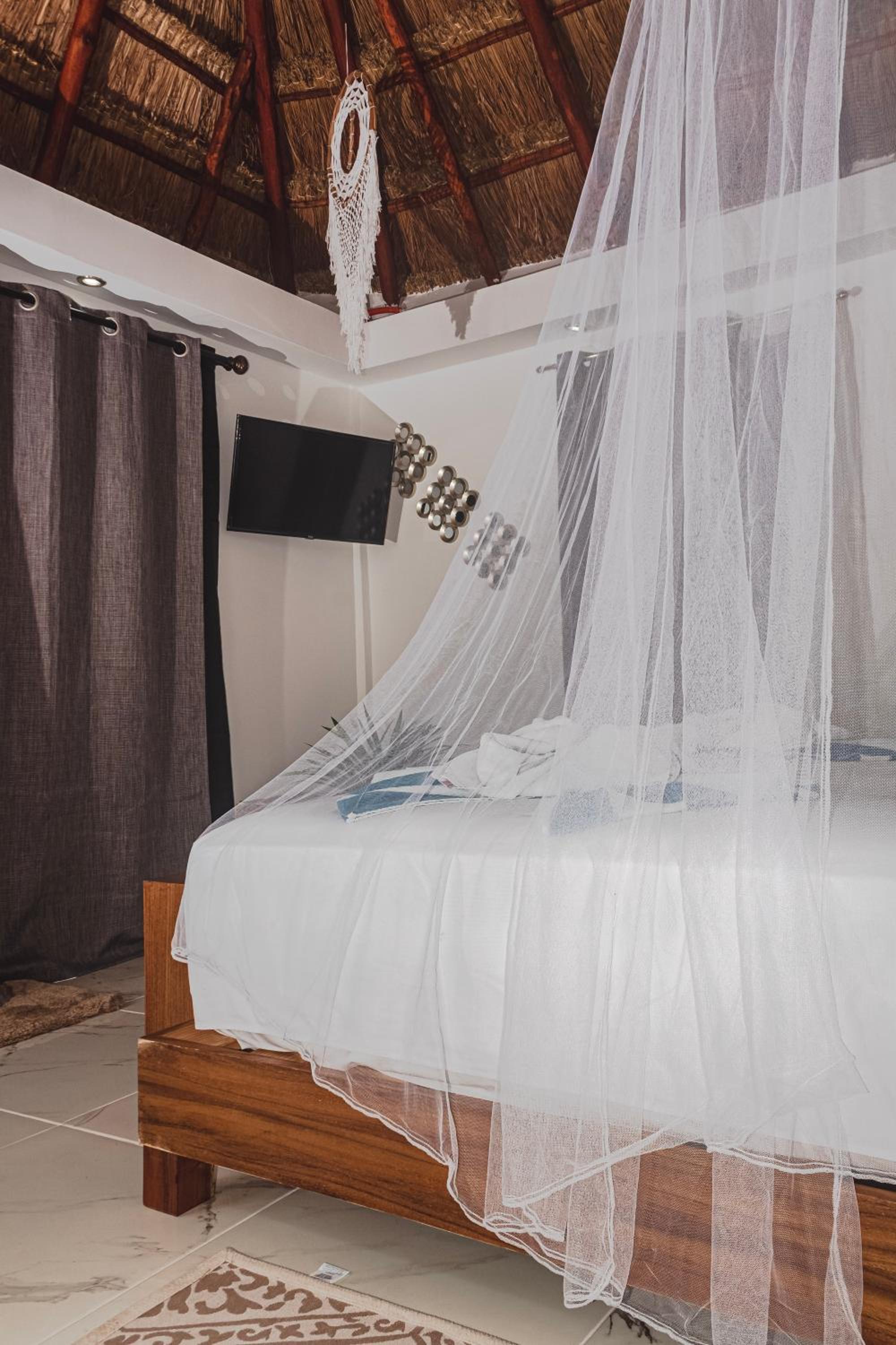 Deluxe King Room - Photo 6