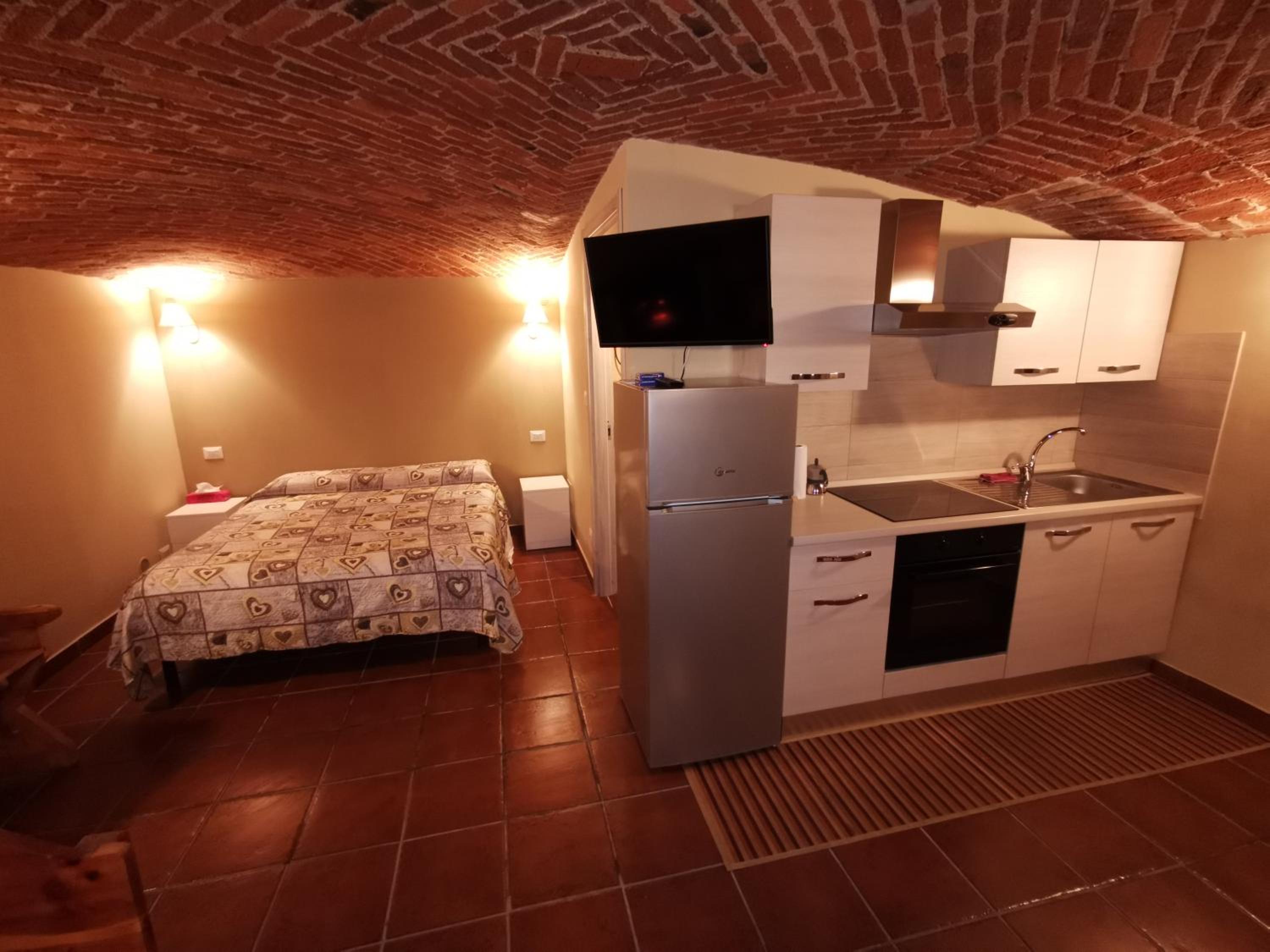 Studio Apartment - Photo 23