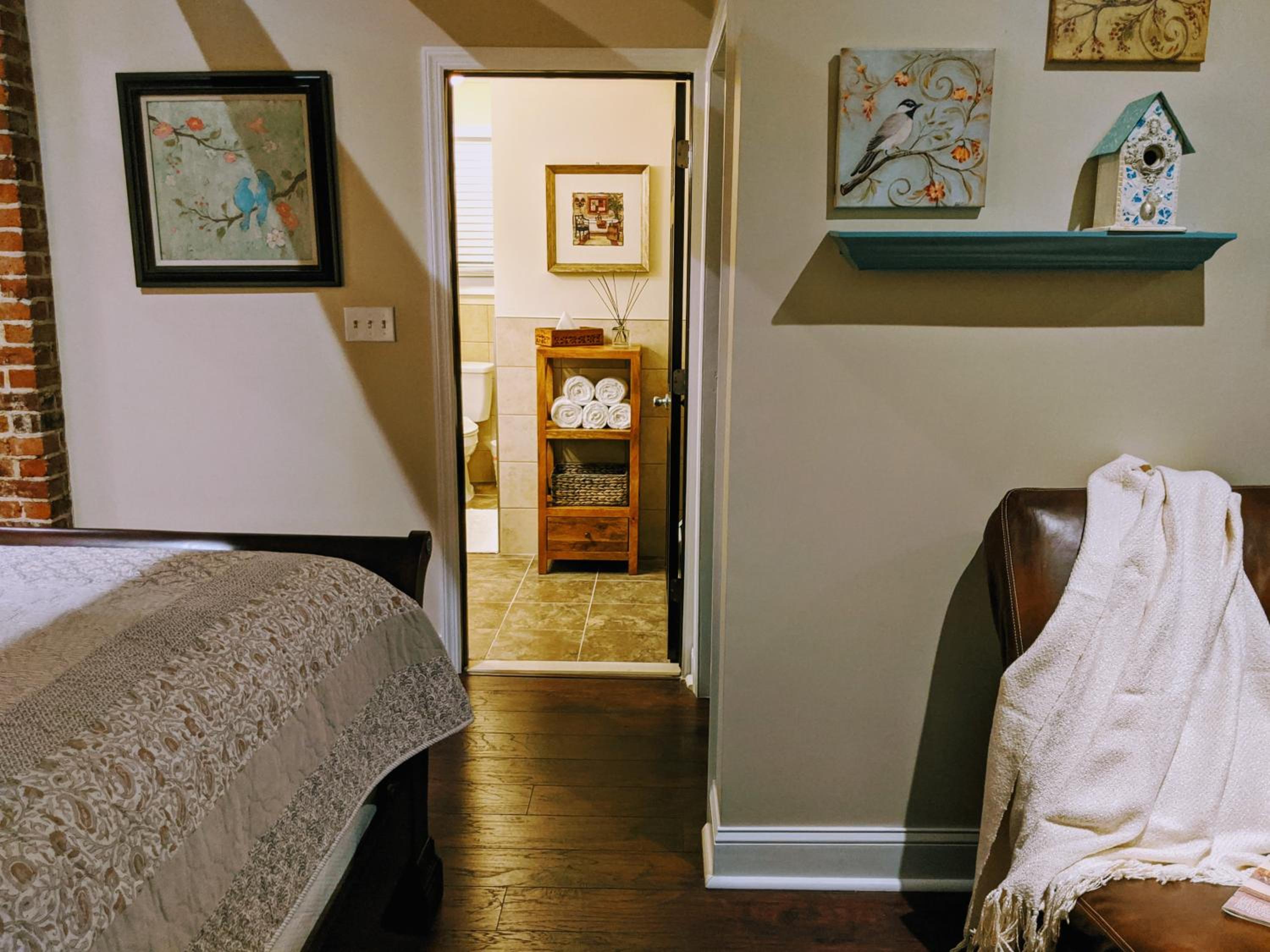 Deluxe Queen Suite - Photo 8