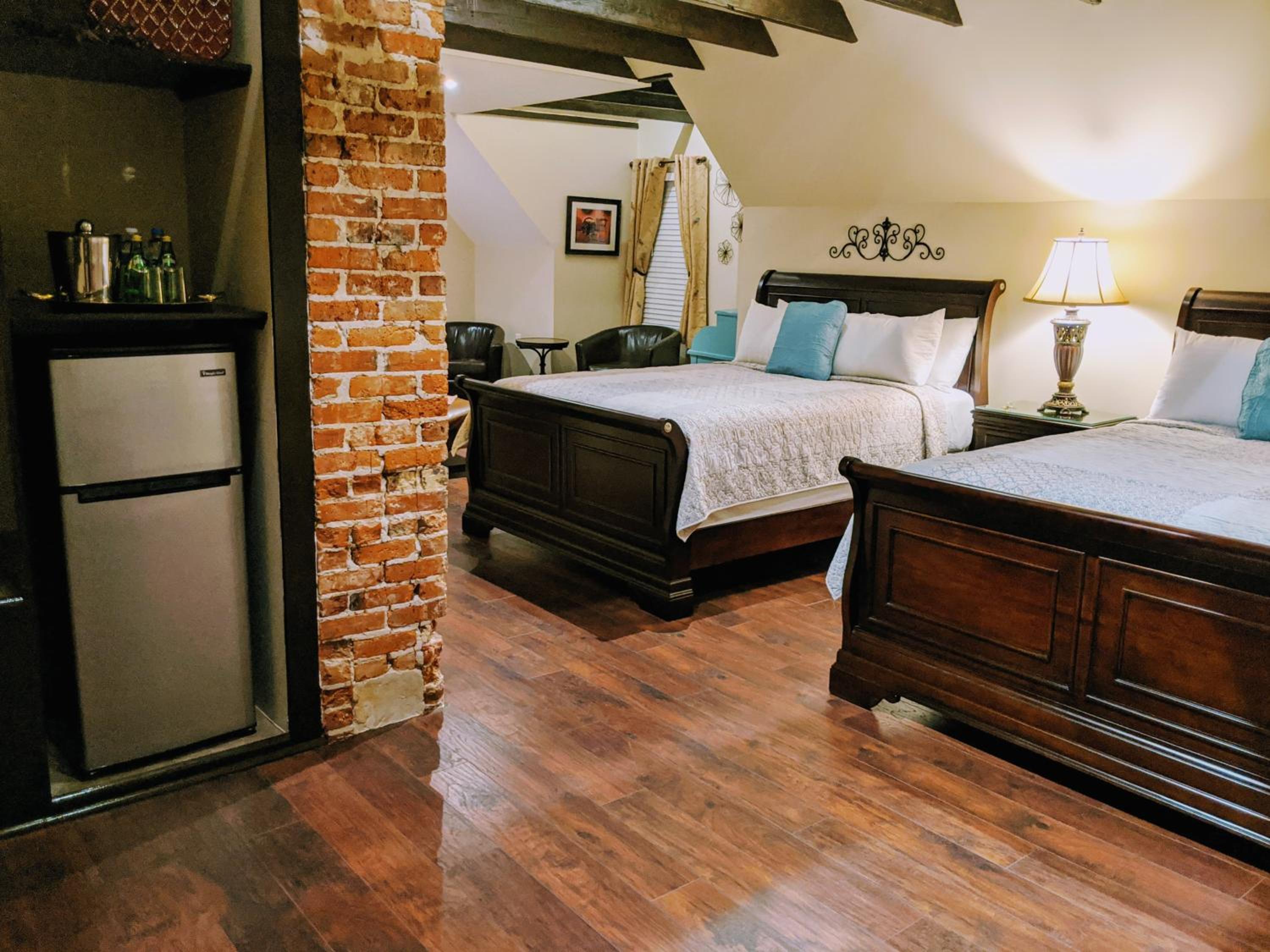 Deluxe Queen Suite - Photo 15