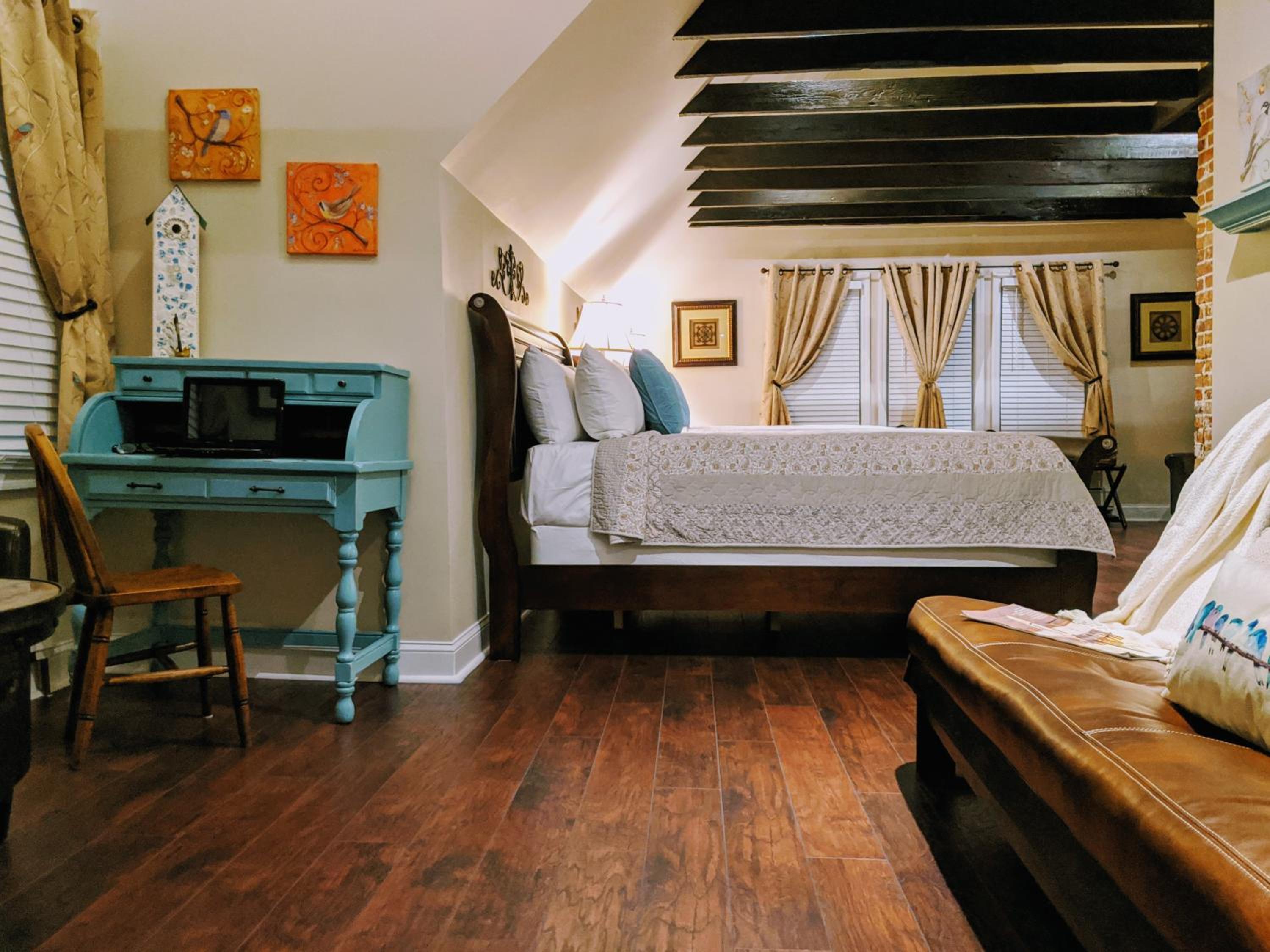 Deluxe Queen Suite - Photo 14