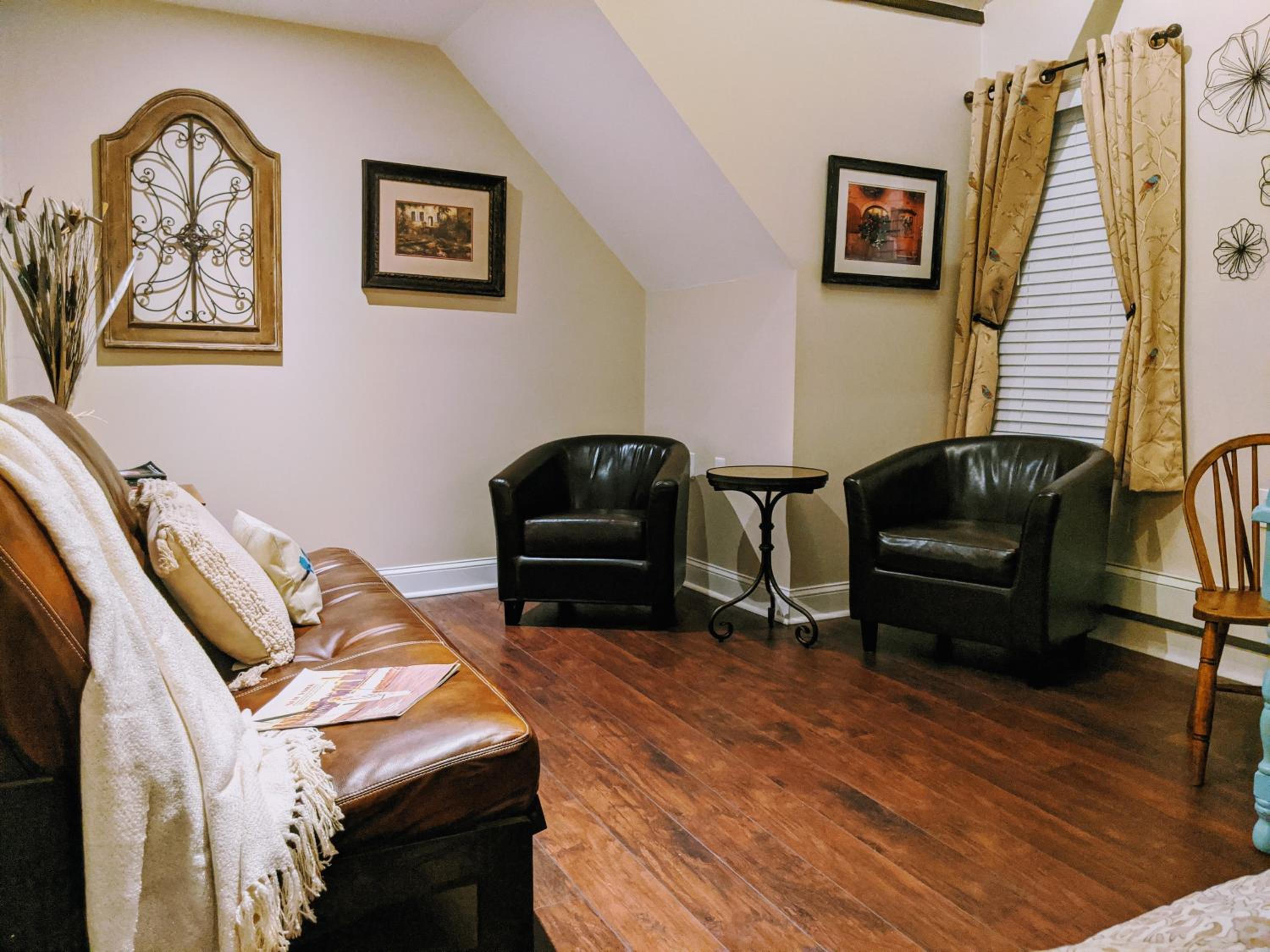 Deluxe Queen Suite - Photo 13