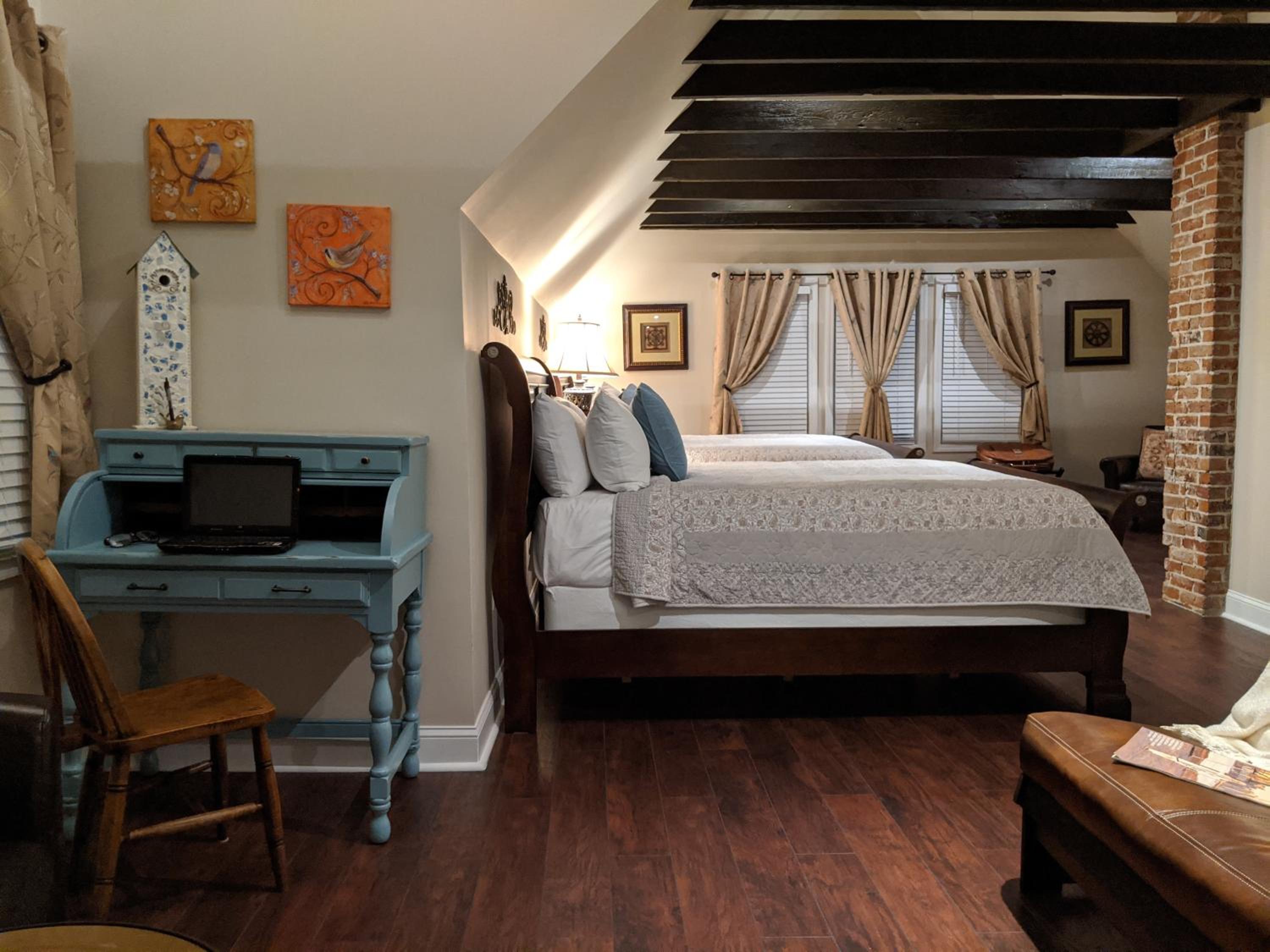 Deluxe Queen Suite - Photo 11