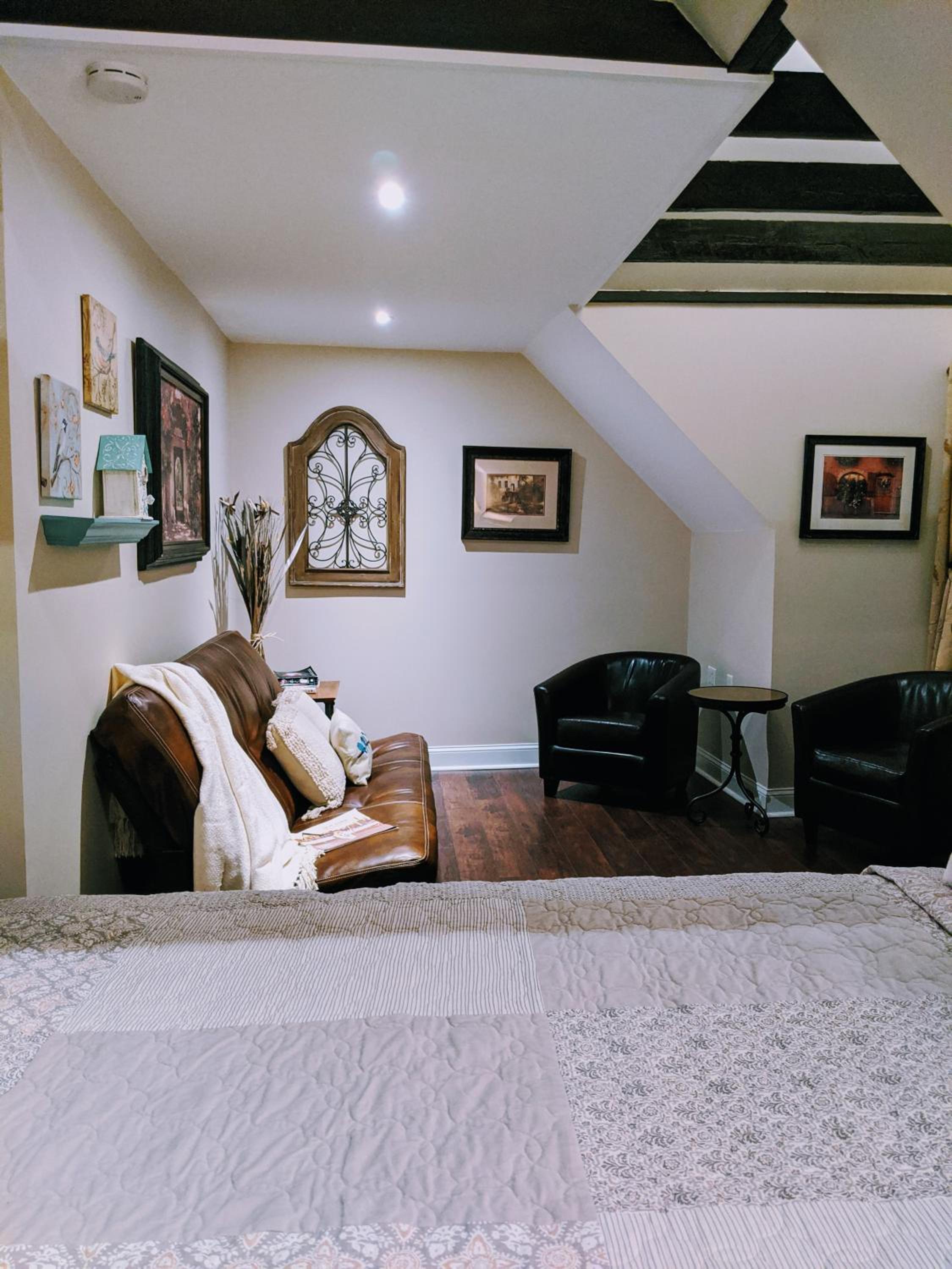 Deluxe Queen Suite - Photo 1
