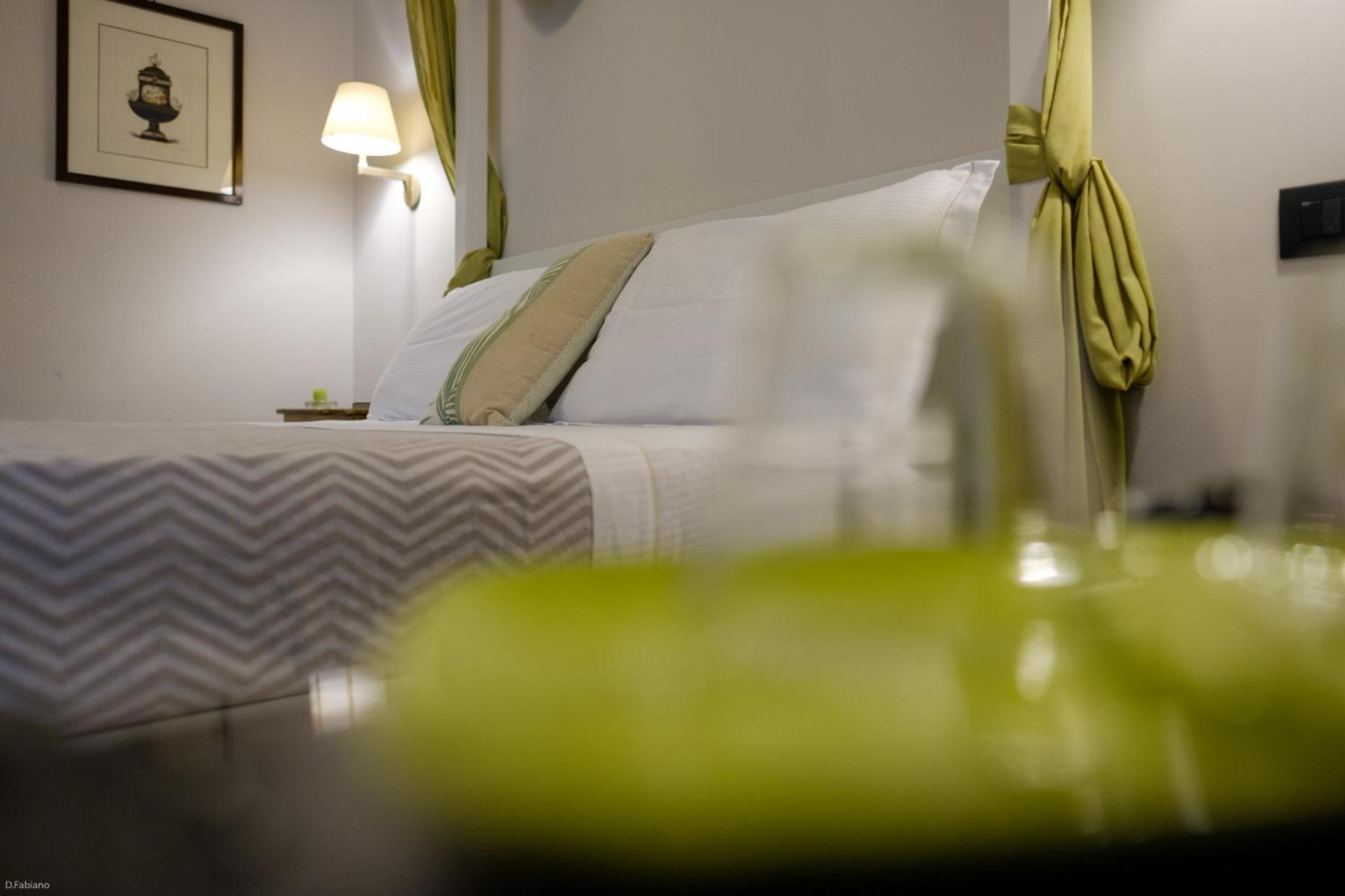Deluxe King Room - Photo 7