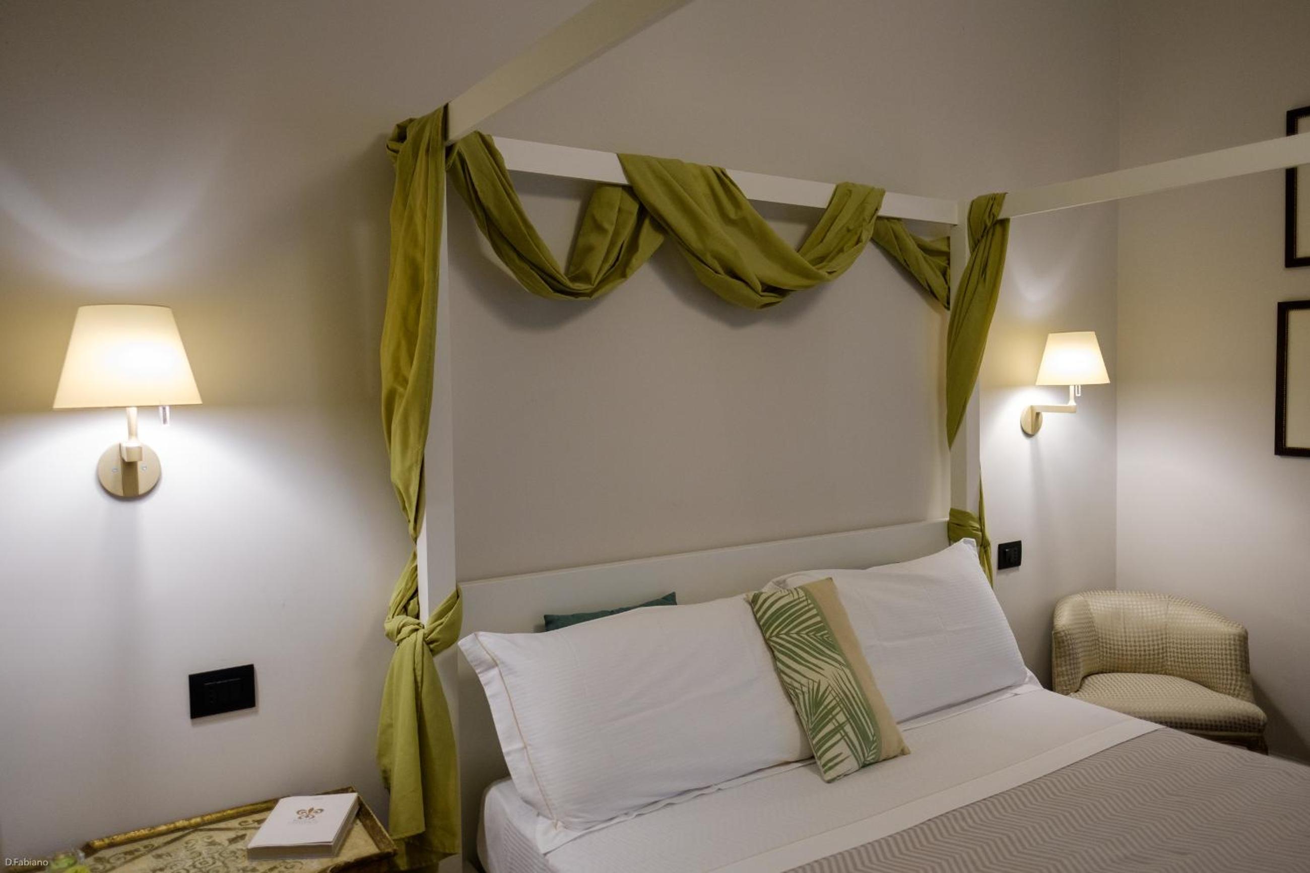 Deluxe King Room - Photo 2