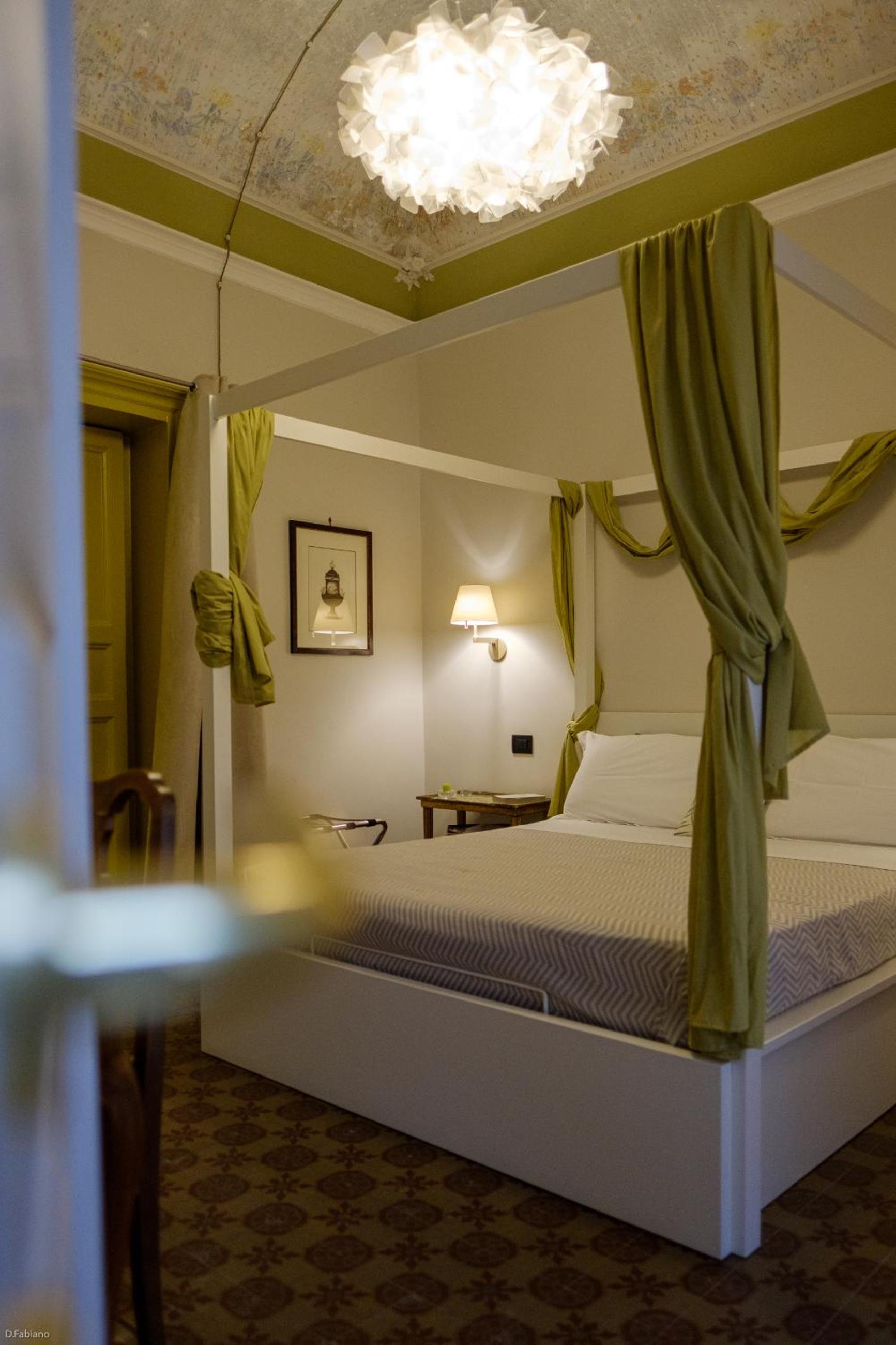 Deluxe King Room - Photo 1