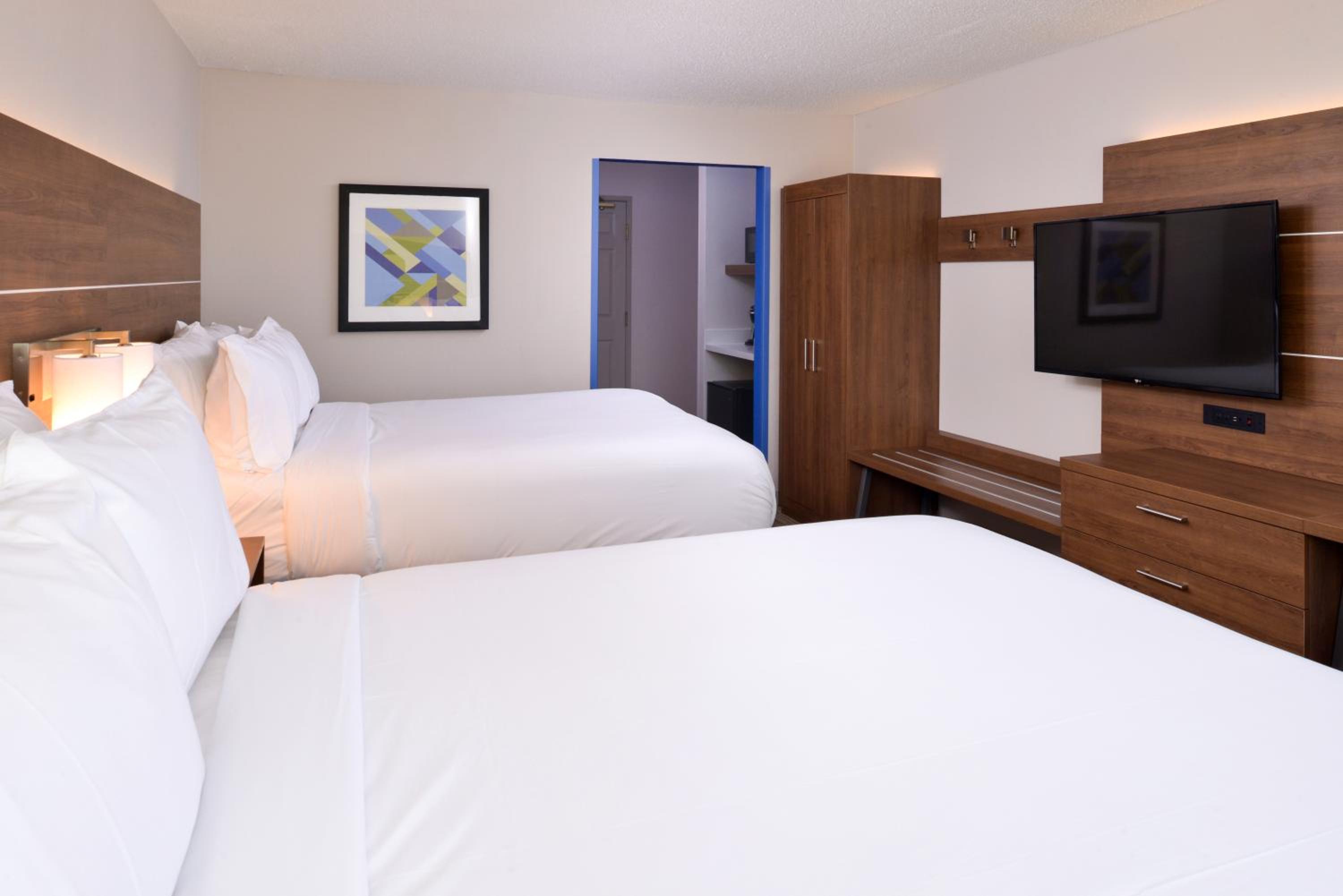 Standard Queen Room with Two Queen Beds - Photo 2