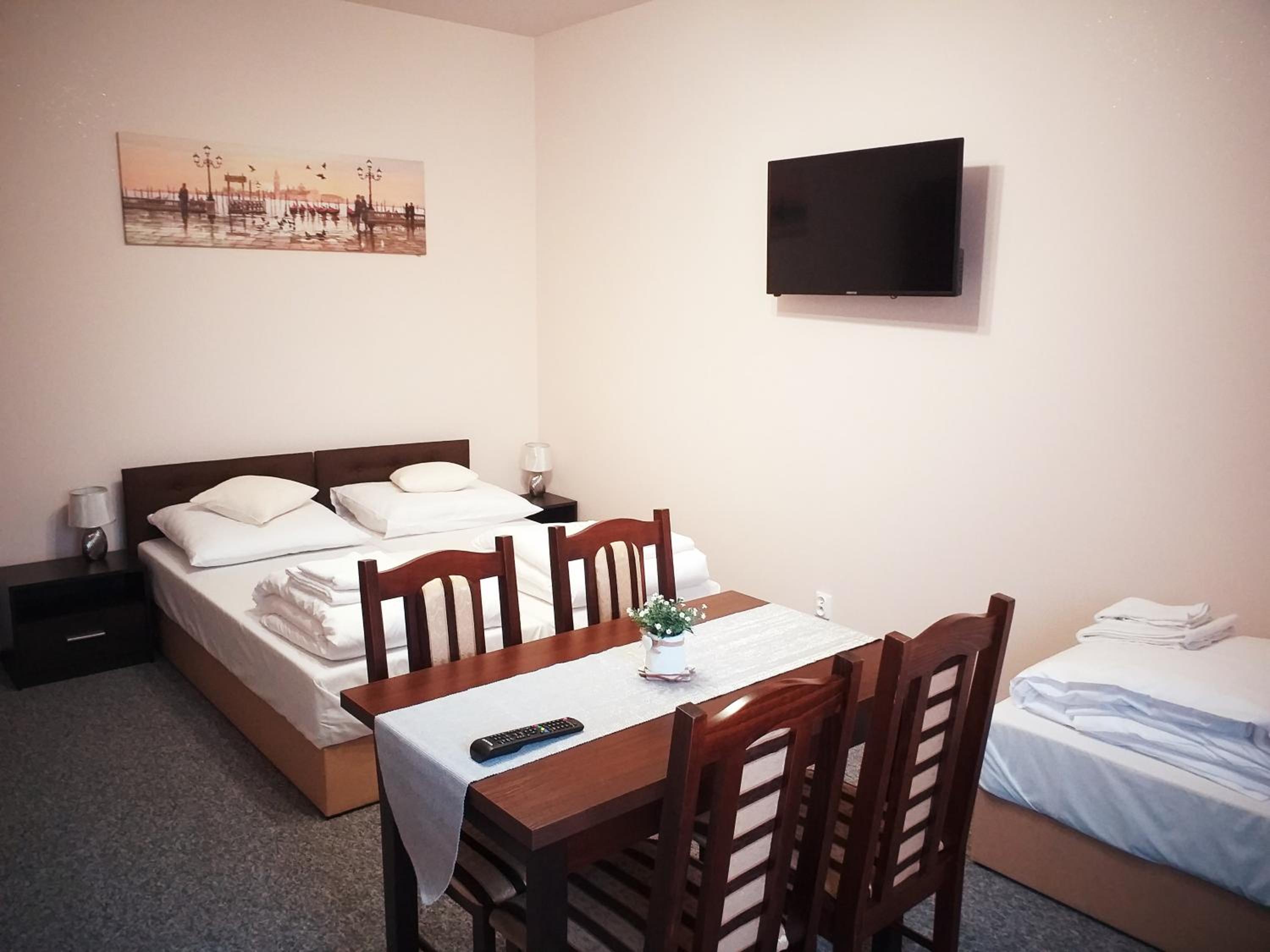 Economy Quadruple Room photo 2