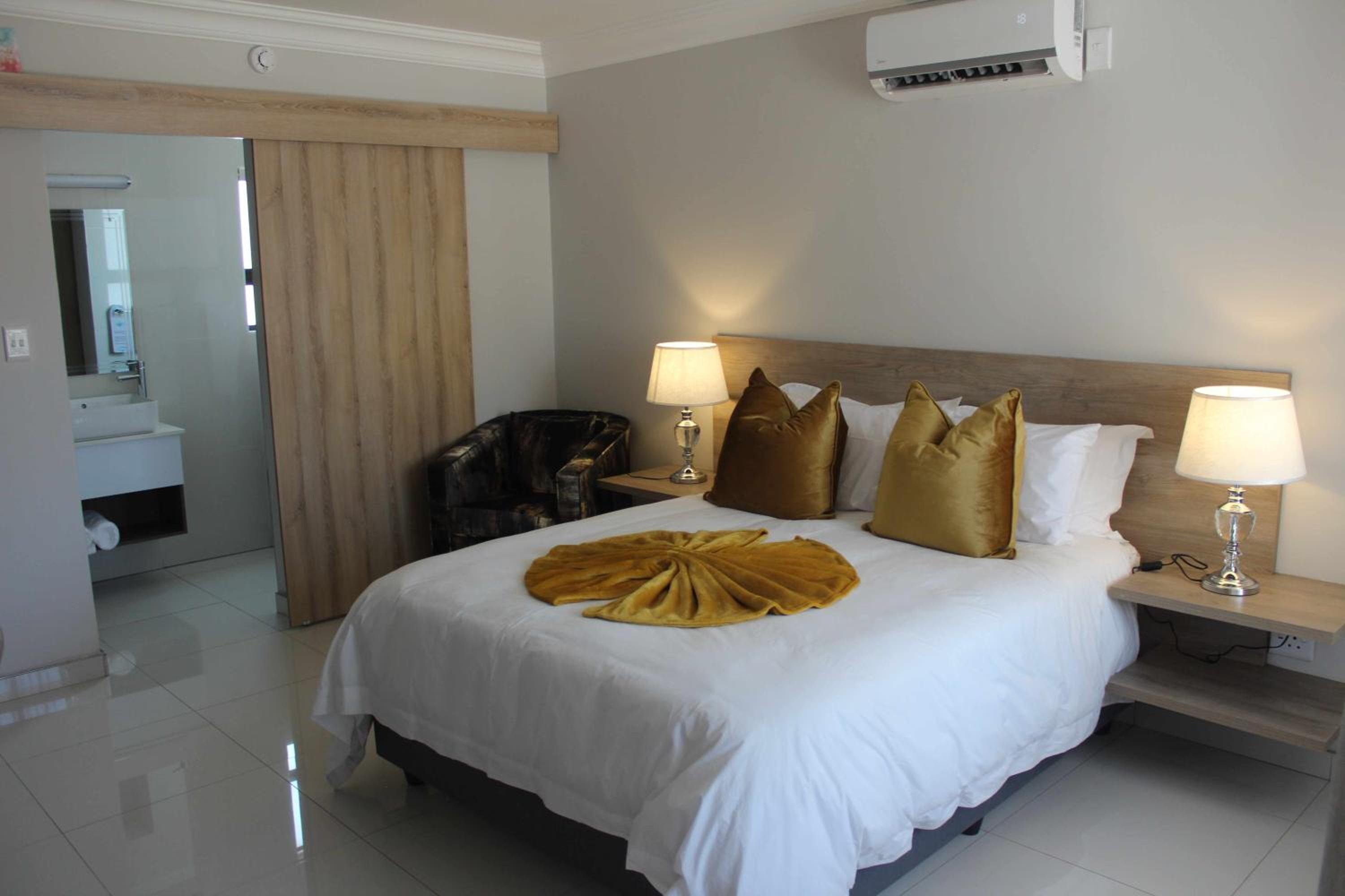 Deluxe King Room - Photo 2