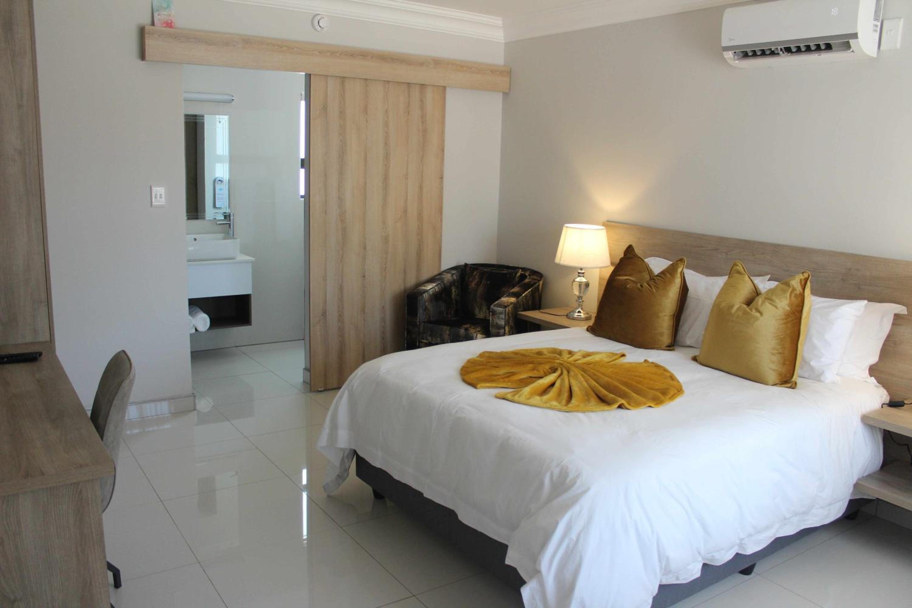 Deluxe King Room - Photo 7