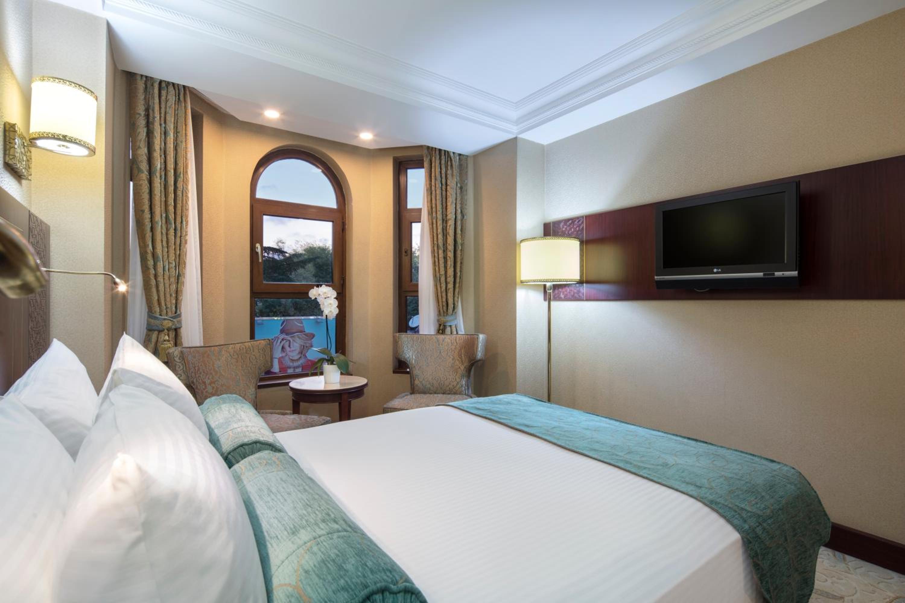 One-Bedroom Suite with King Bed - Non-Smoking thumbnail 6