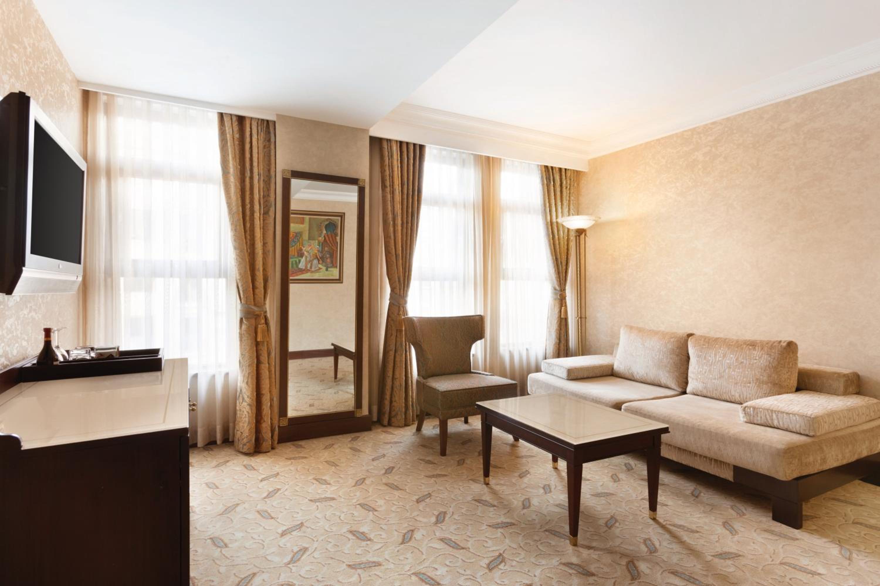 One-Bedroom Suite with King Bed - Non-Smoking
