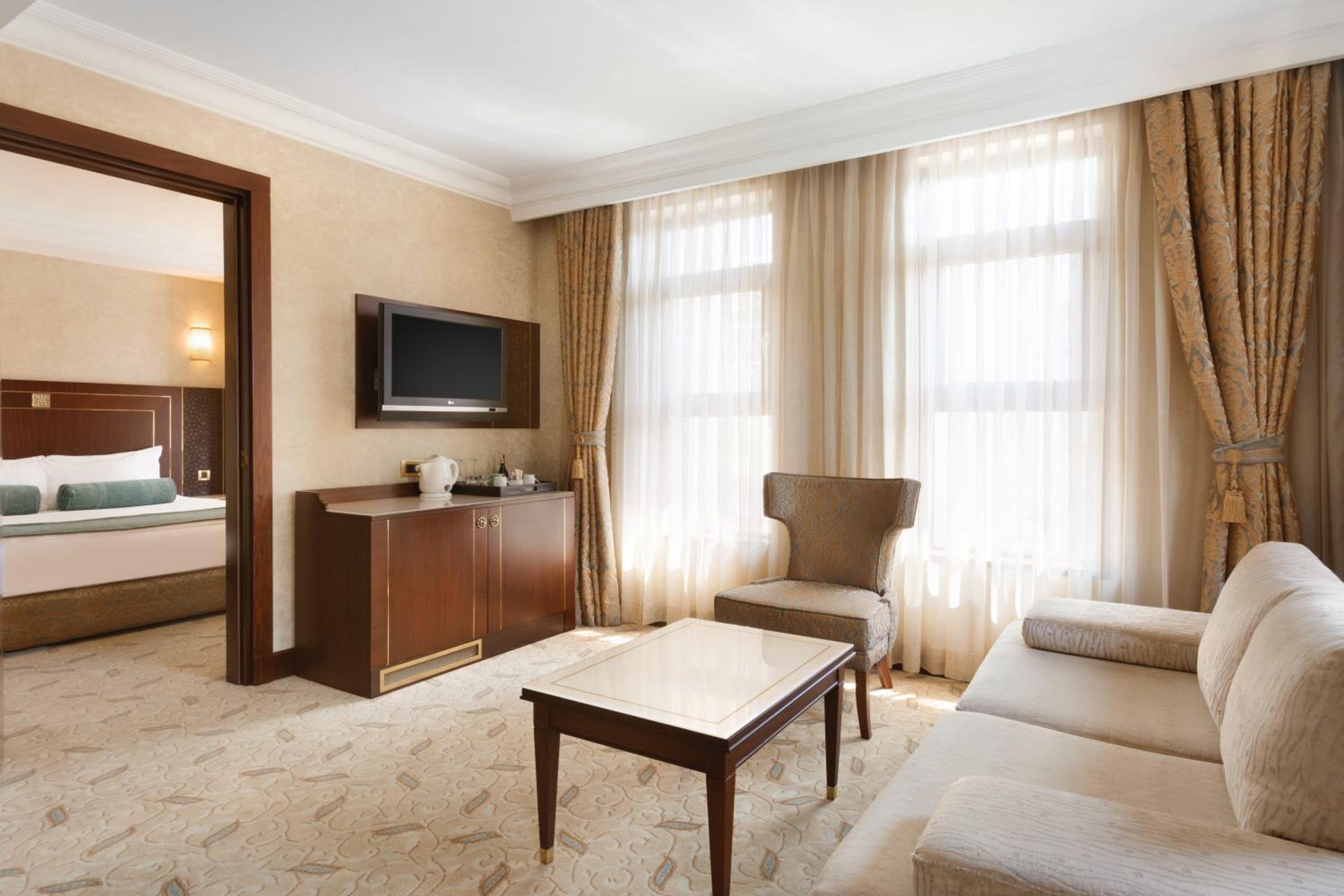 One-Bedroom Suite with King Bed - Non-Smoking thumbnail 6