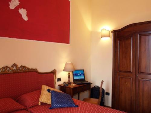 Standard Double Room - Photo 7