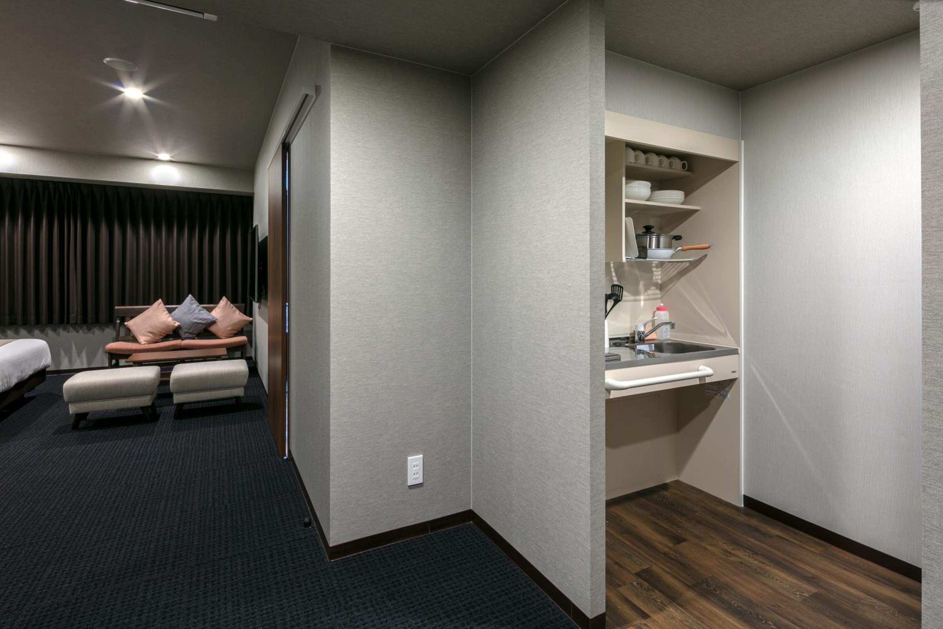 Deluxe Family Suite - Photo 5