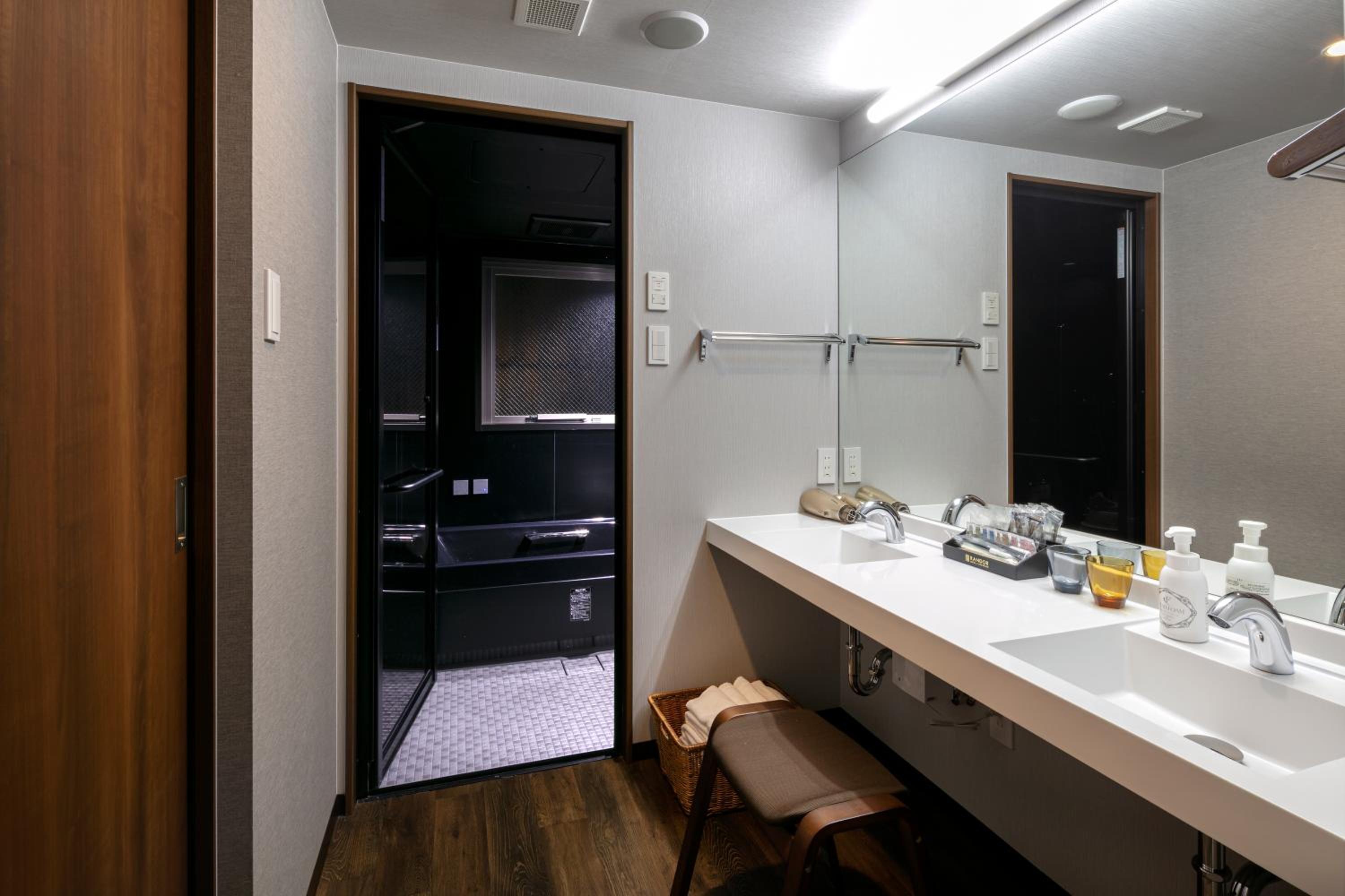 Deluxe Family Suite - Photo 6