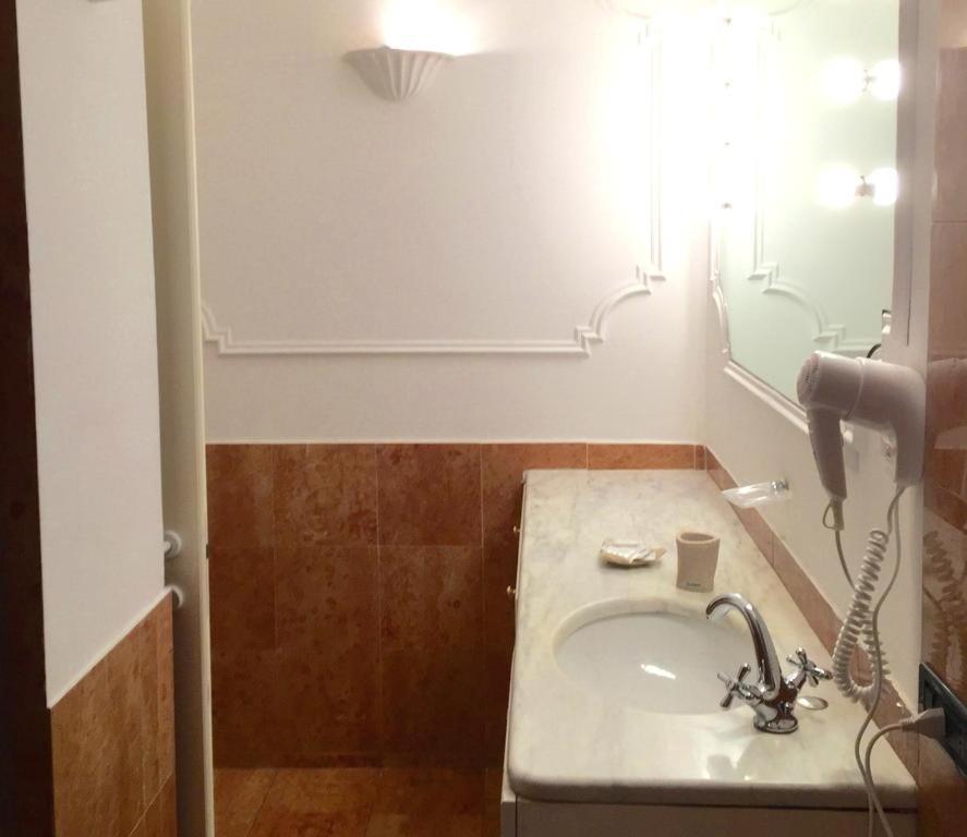 Junior Suite with Spa Bath - Photo 4