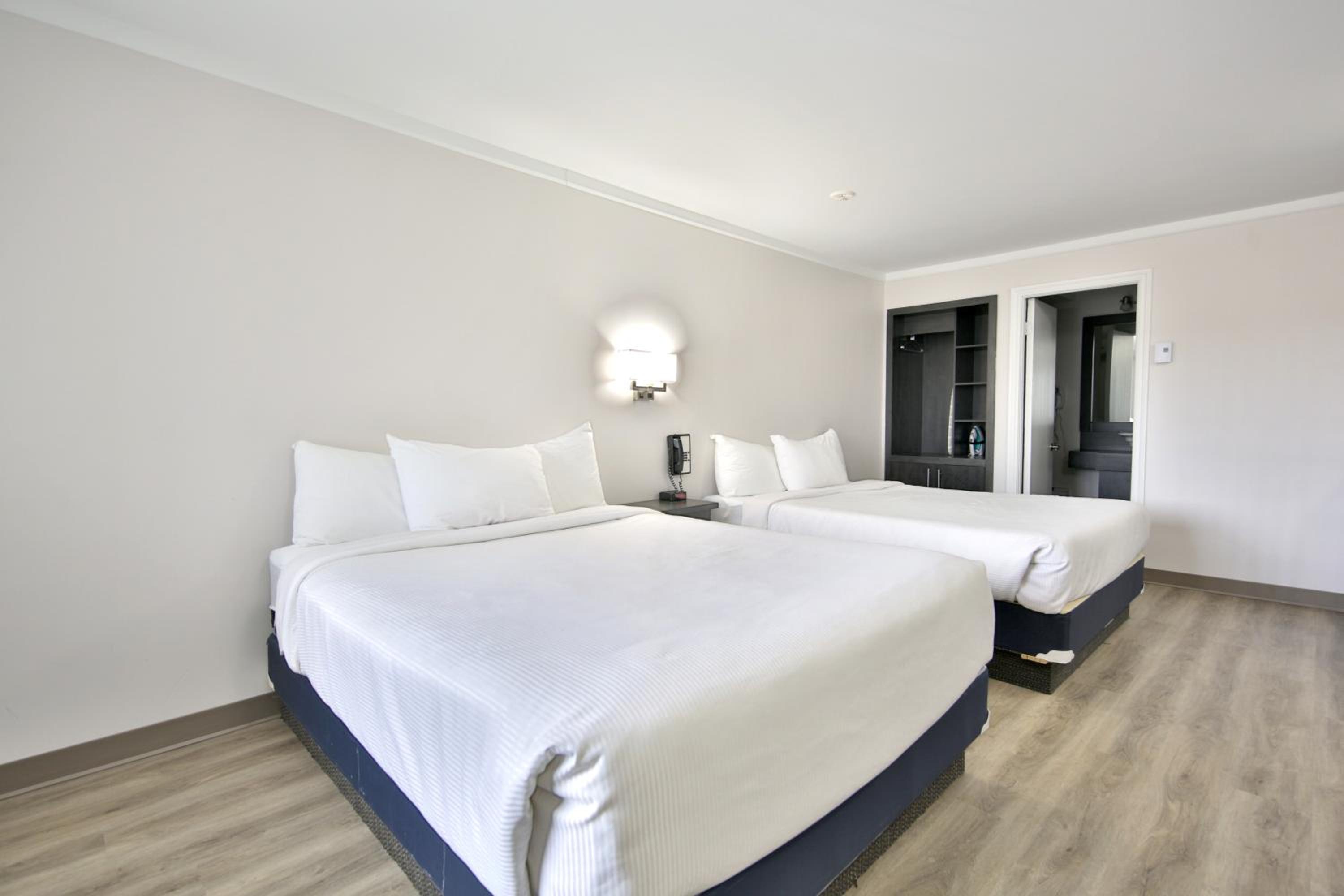 Standard Room, 2 Queen Beds - Photo 3