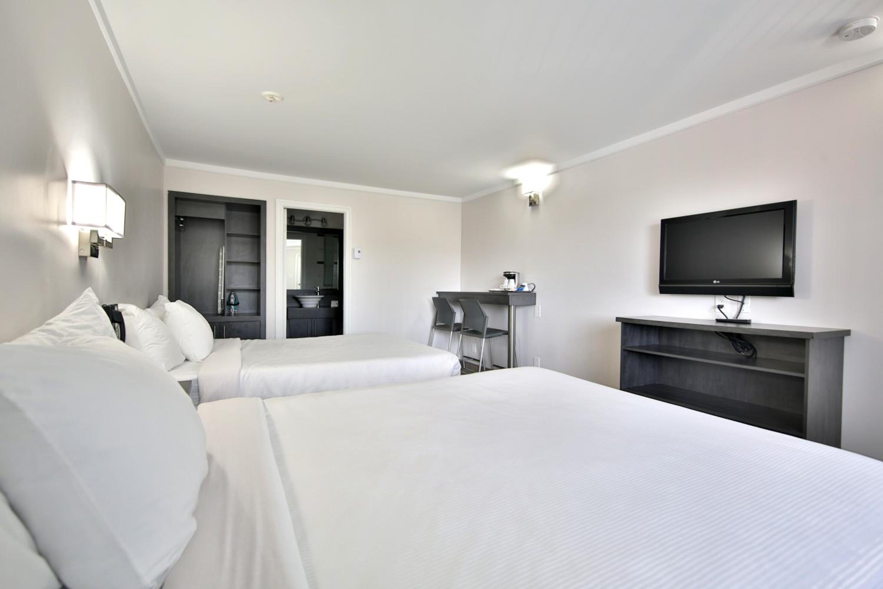 Standard Room, 2 Queen Beds - Photo 5