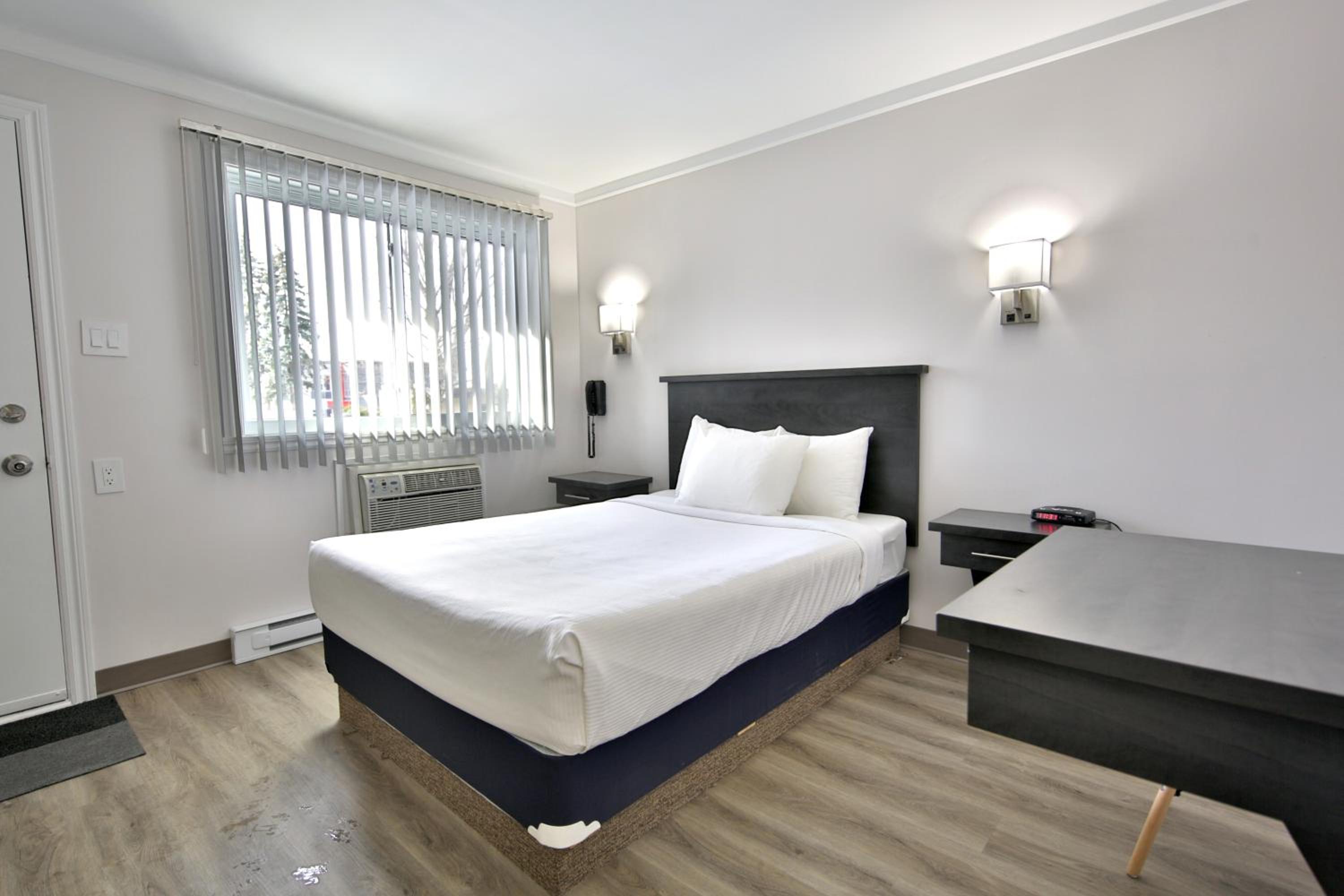 Standard Room, 1 Queen Bed - Photo 4