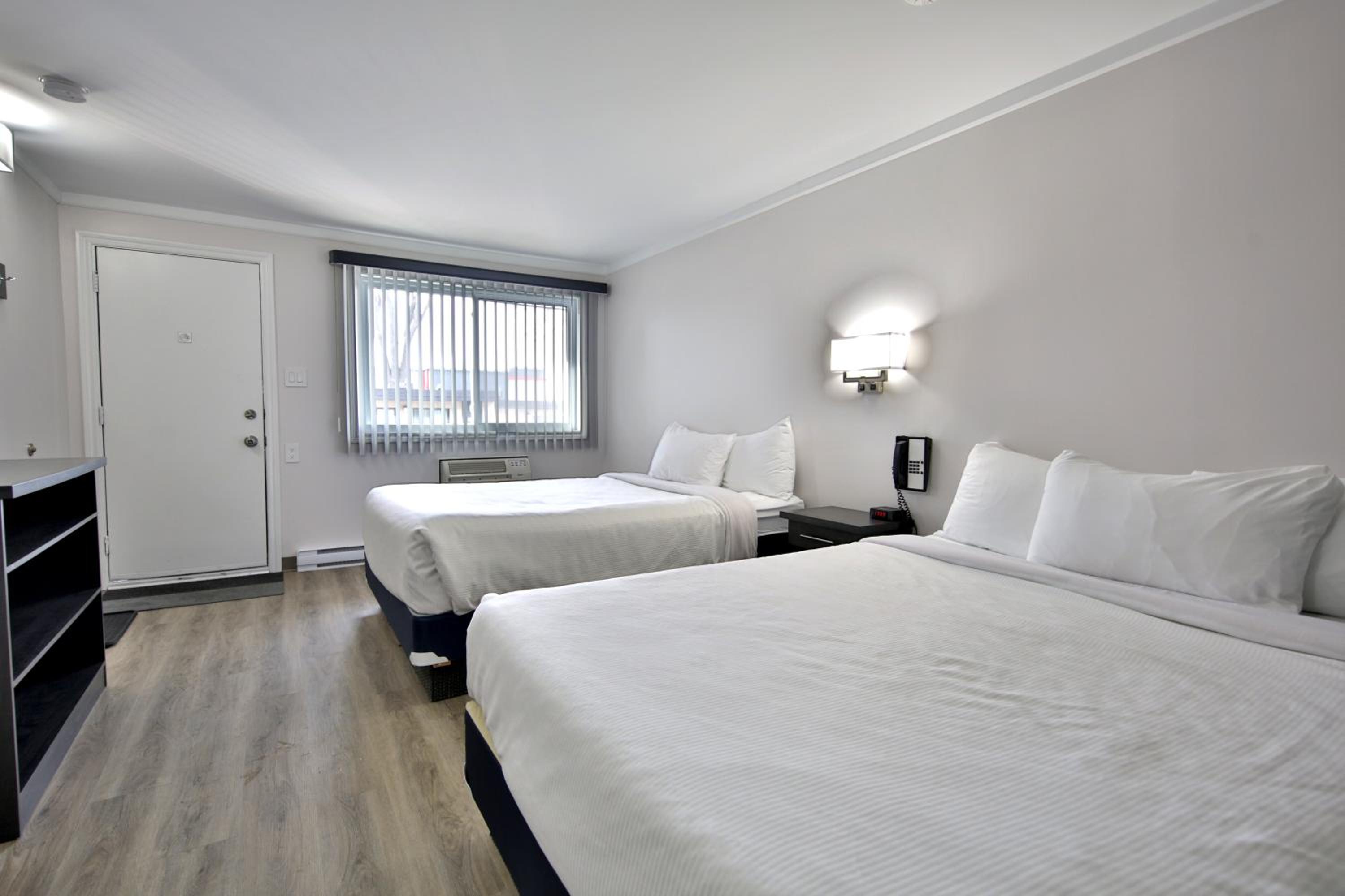 Standard Room, 2 Queen Beds - Photo 4