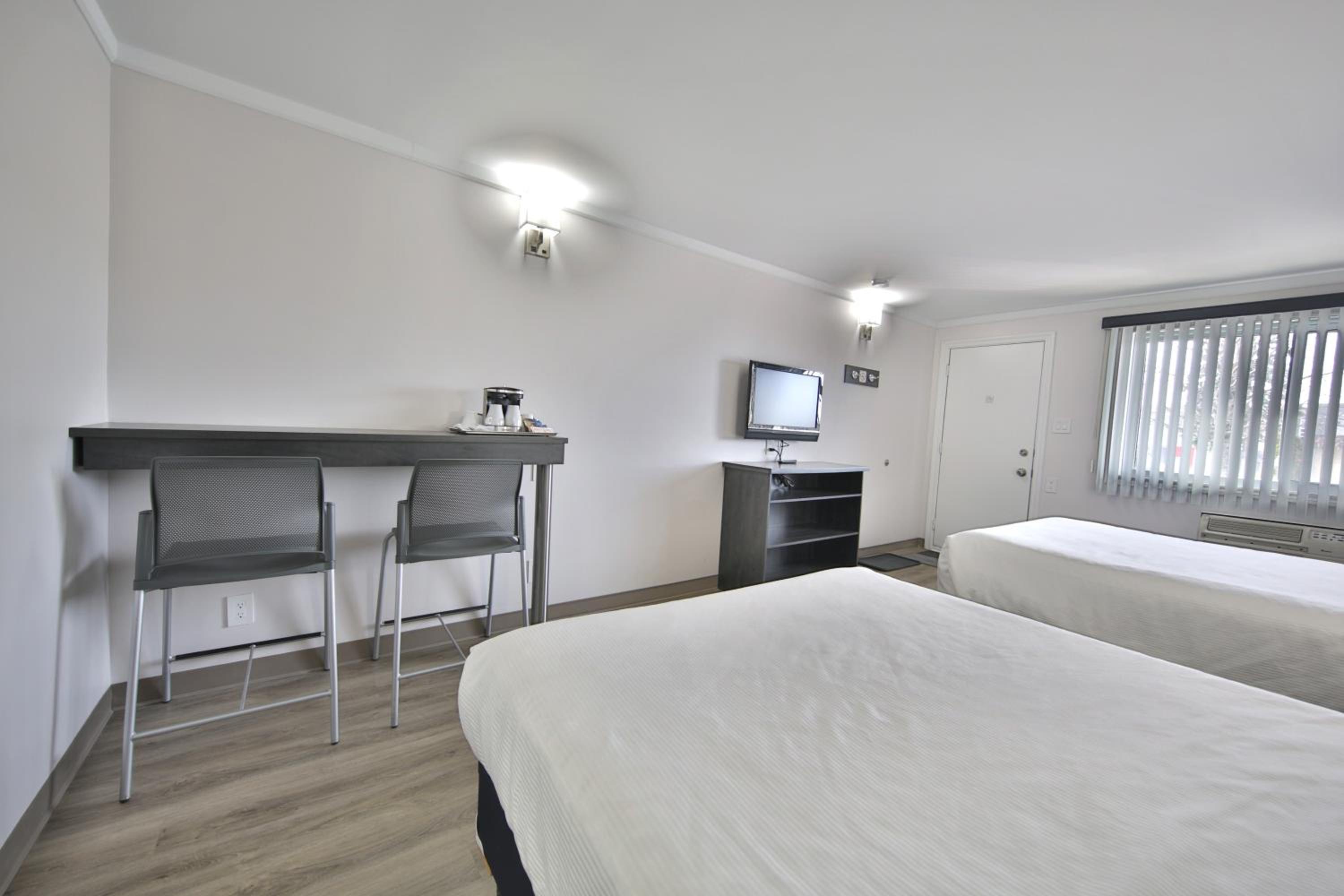 Standard Room, 2 Queen Beds - Photo 2