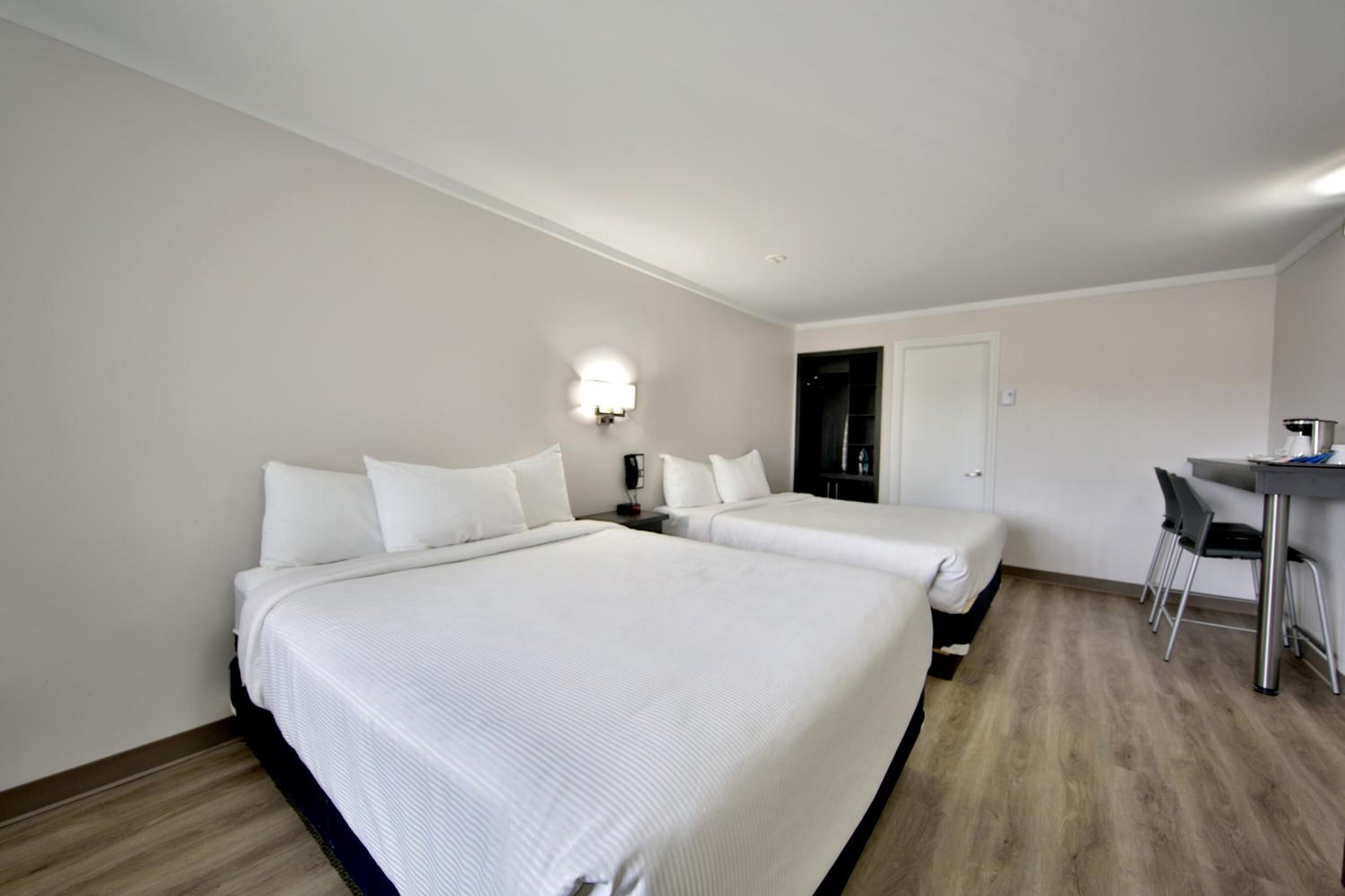 Standard Room, 2 Queen Beds - Photo 8