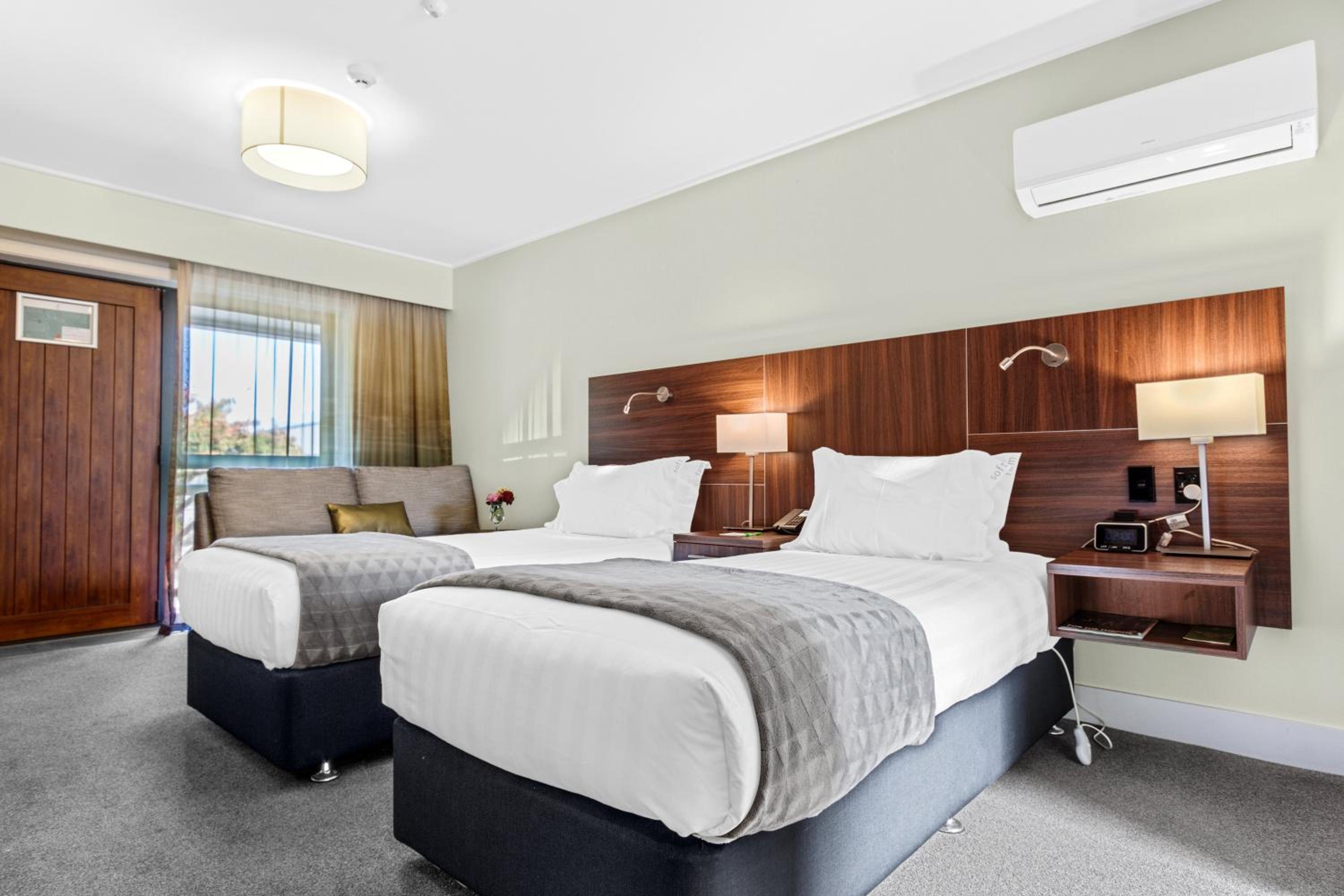 Standard Room with Lake View - Photo 6