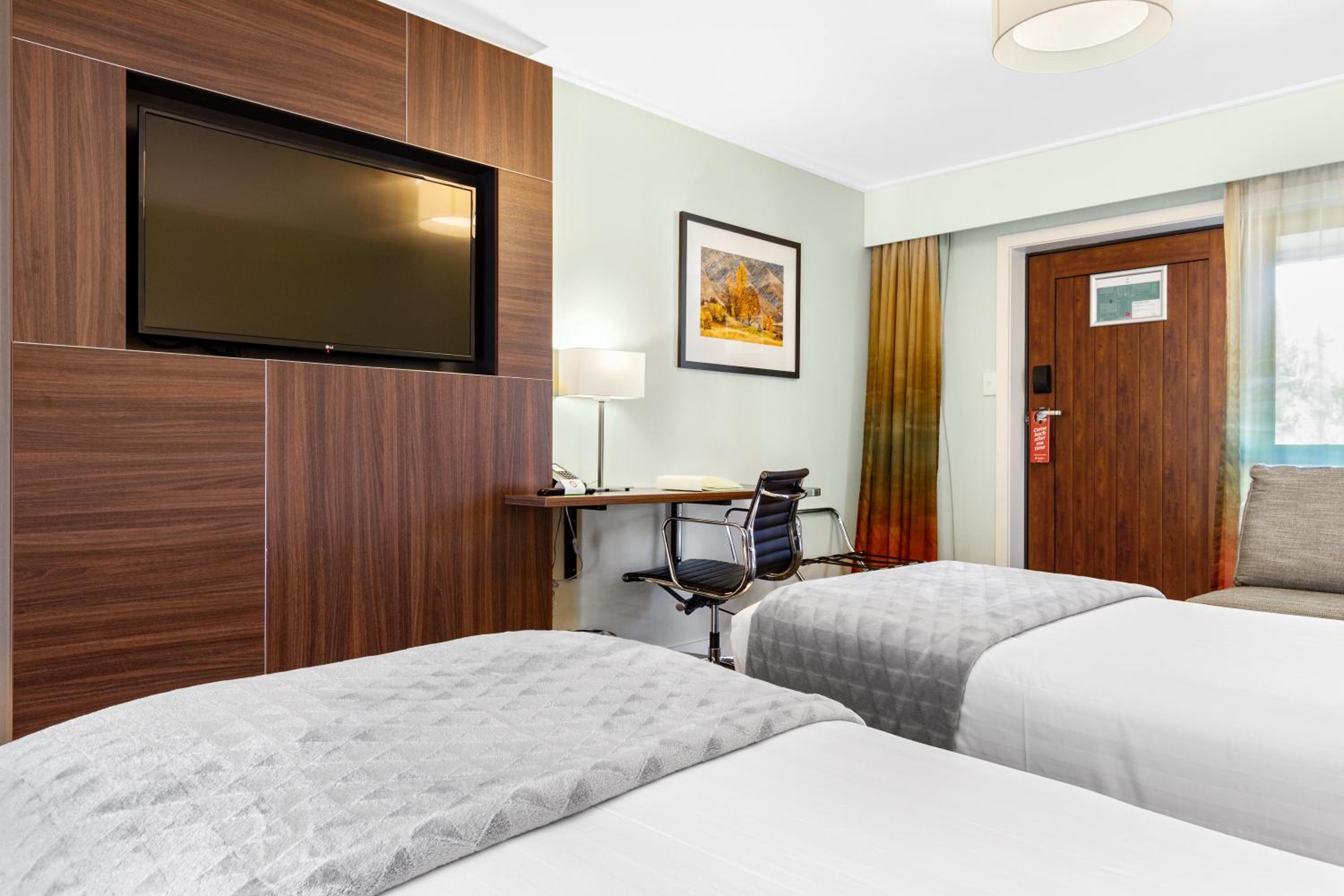 Standard Room with Lake View - Photo 7