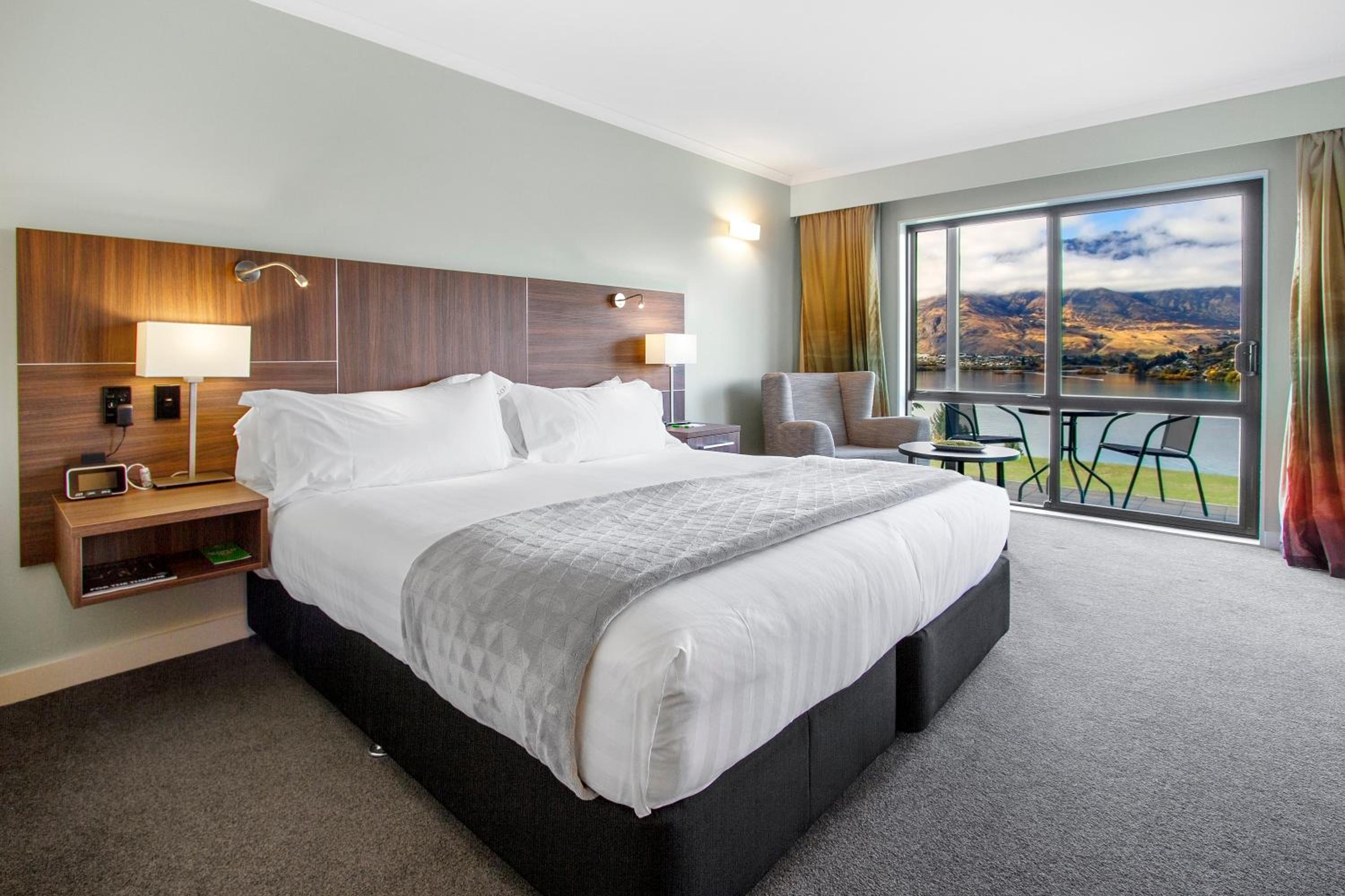 Premium Room with Lake View - Photo 3