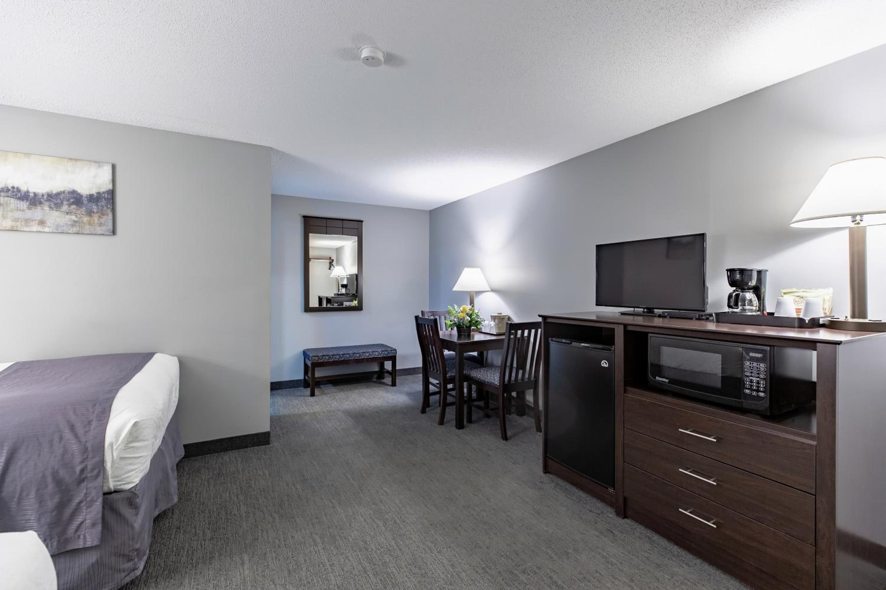 Standard Queen Room with Two Queen Beds - Photo 3