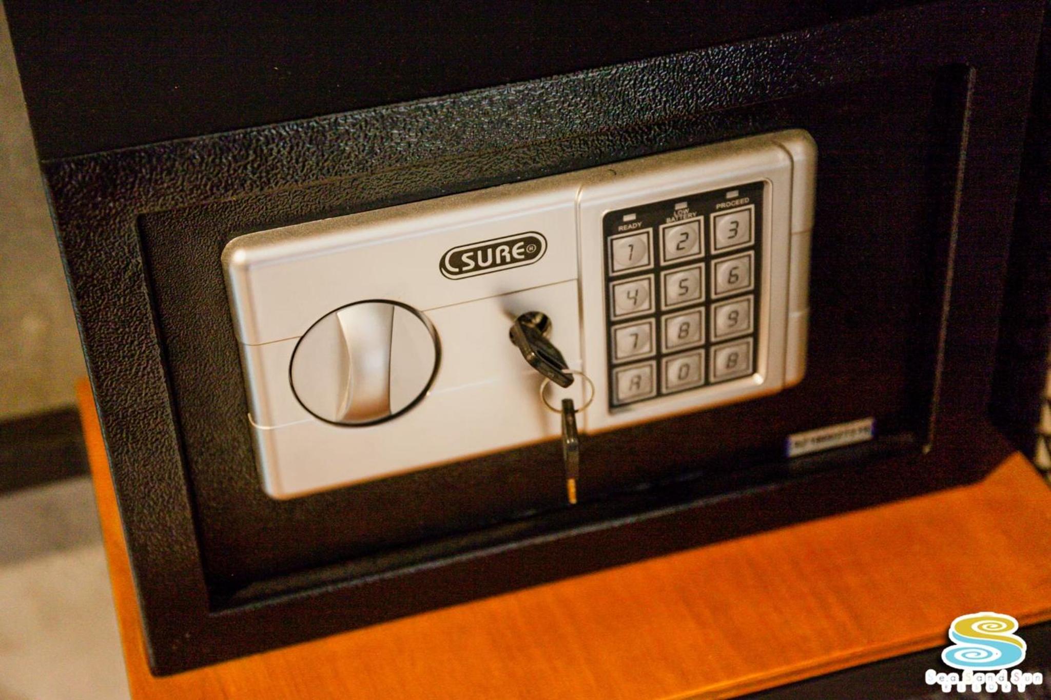 Deluxe Family Suite - Photo 13