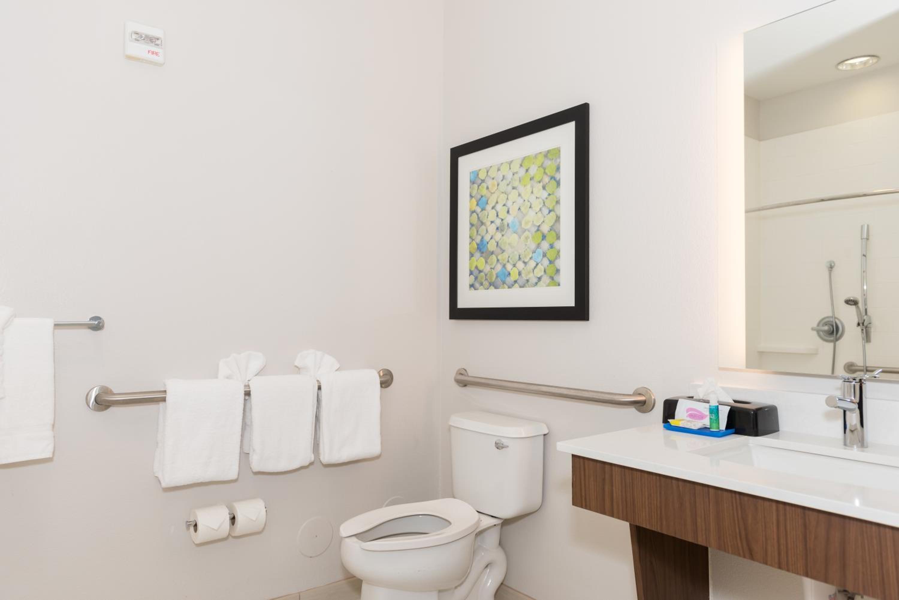 Double Room with Two Double Beds - Hearing Accessible/Non-Smoking  - Photo 7