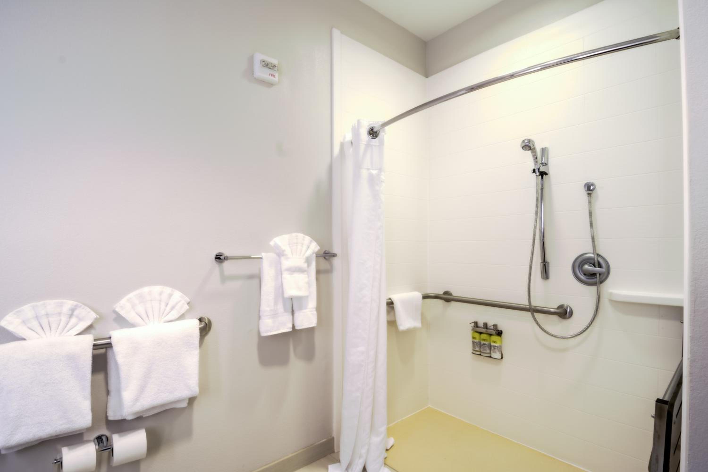 King Room - Mobility Access/Roll in Shower - Non-Smoking - Photo 2