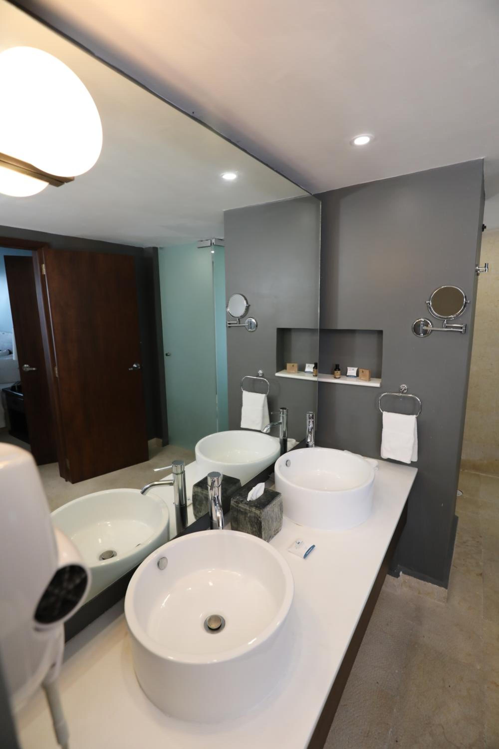 Suite - Photo 6