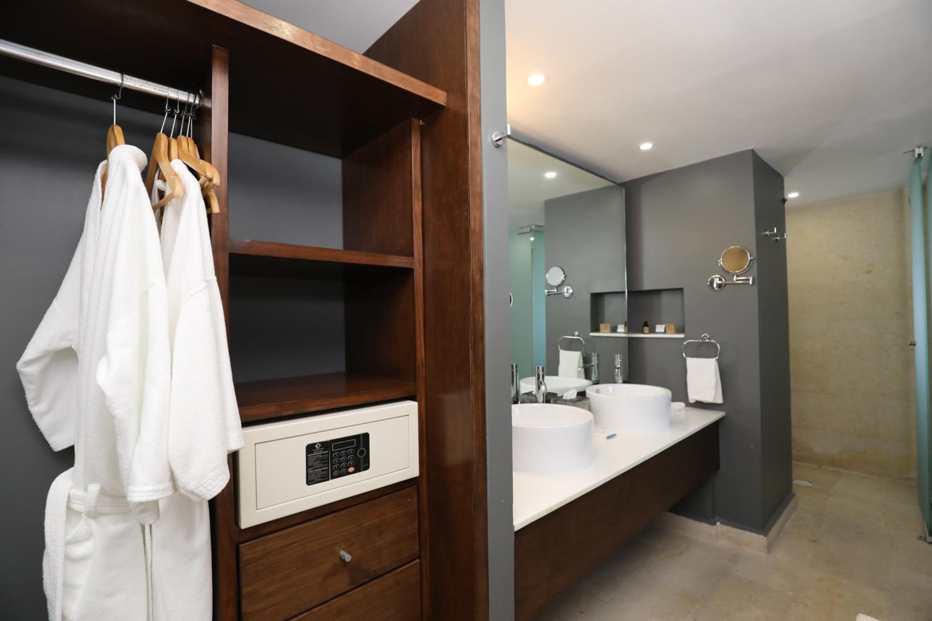 Suite - Photo 7