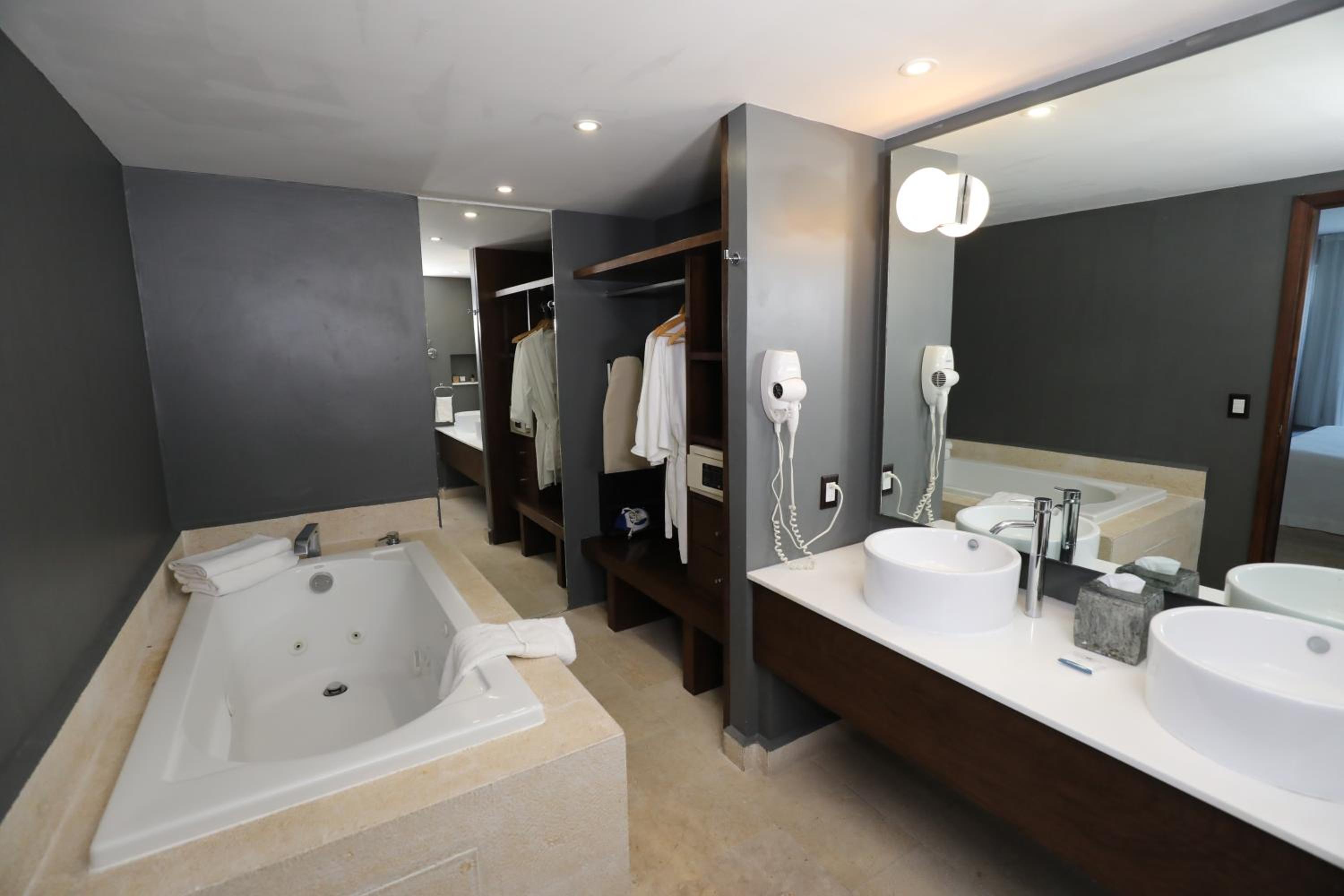 Suite - Photo 8