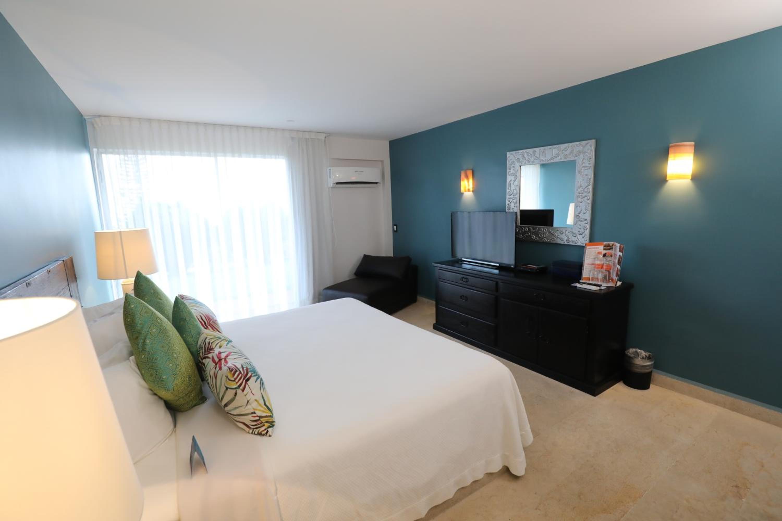 Suite - Photo 1