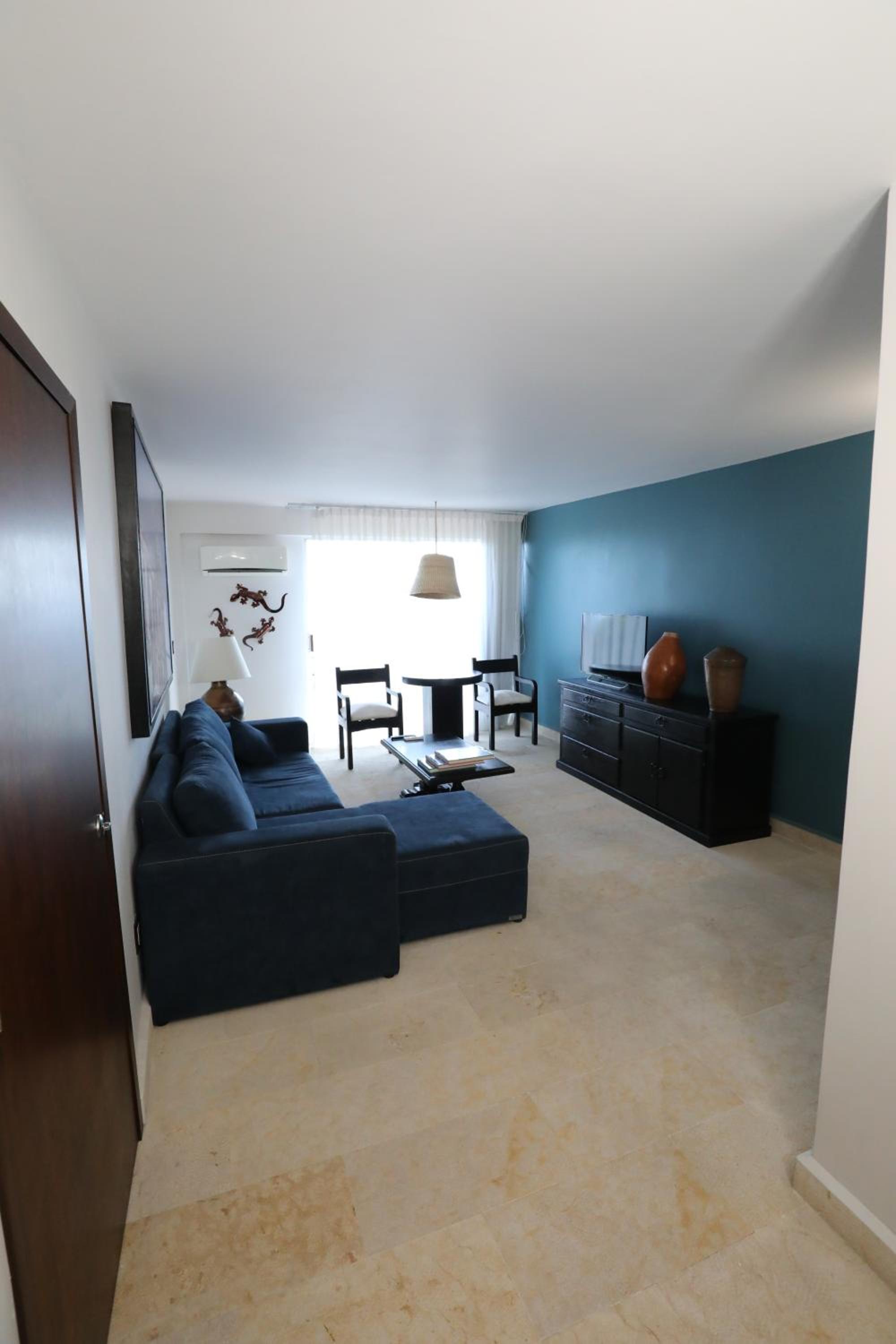 Suite - Photo 9