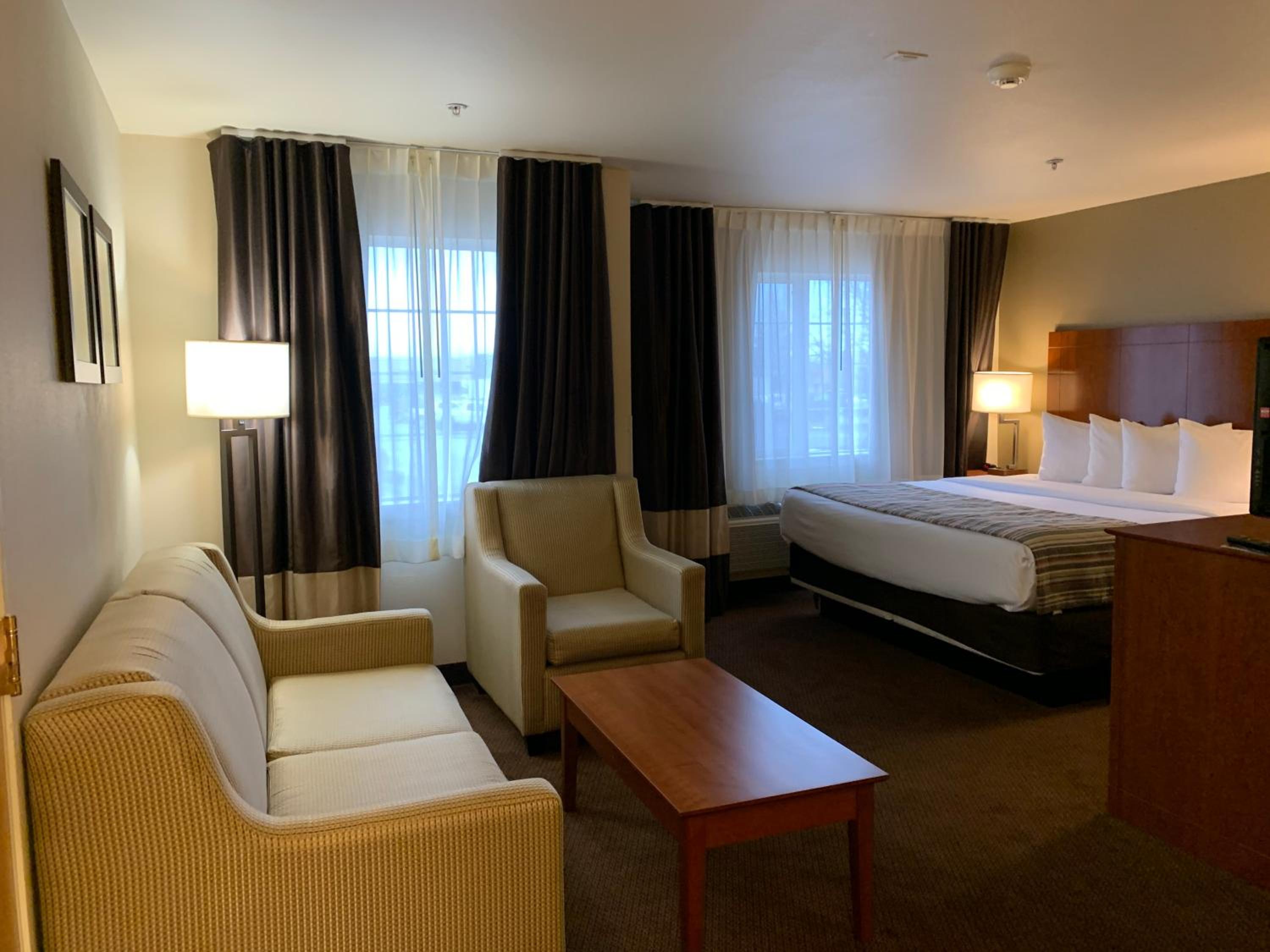 One-Bedroom King Suite with Sofa Bed - Non-Smoking - Photo 2