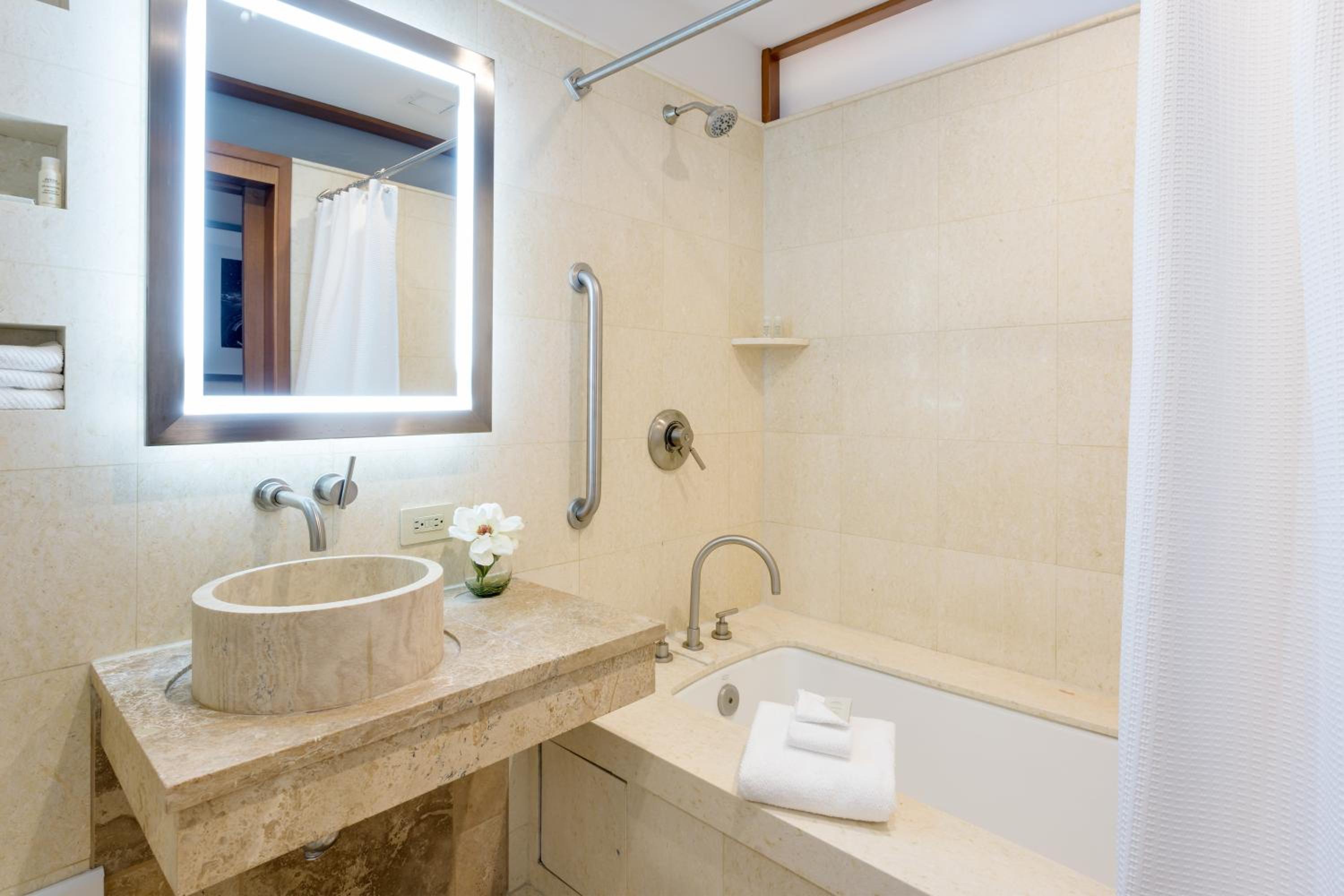 Junior Suite Accessible ADA Bathtub