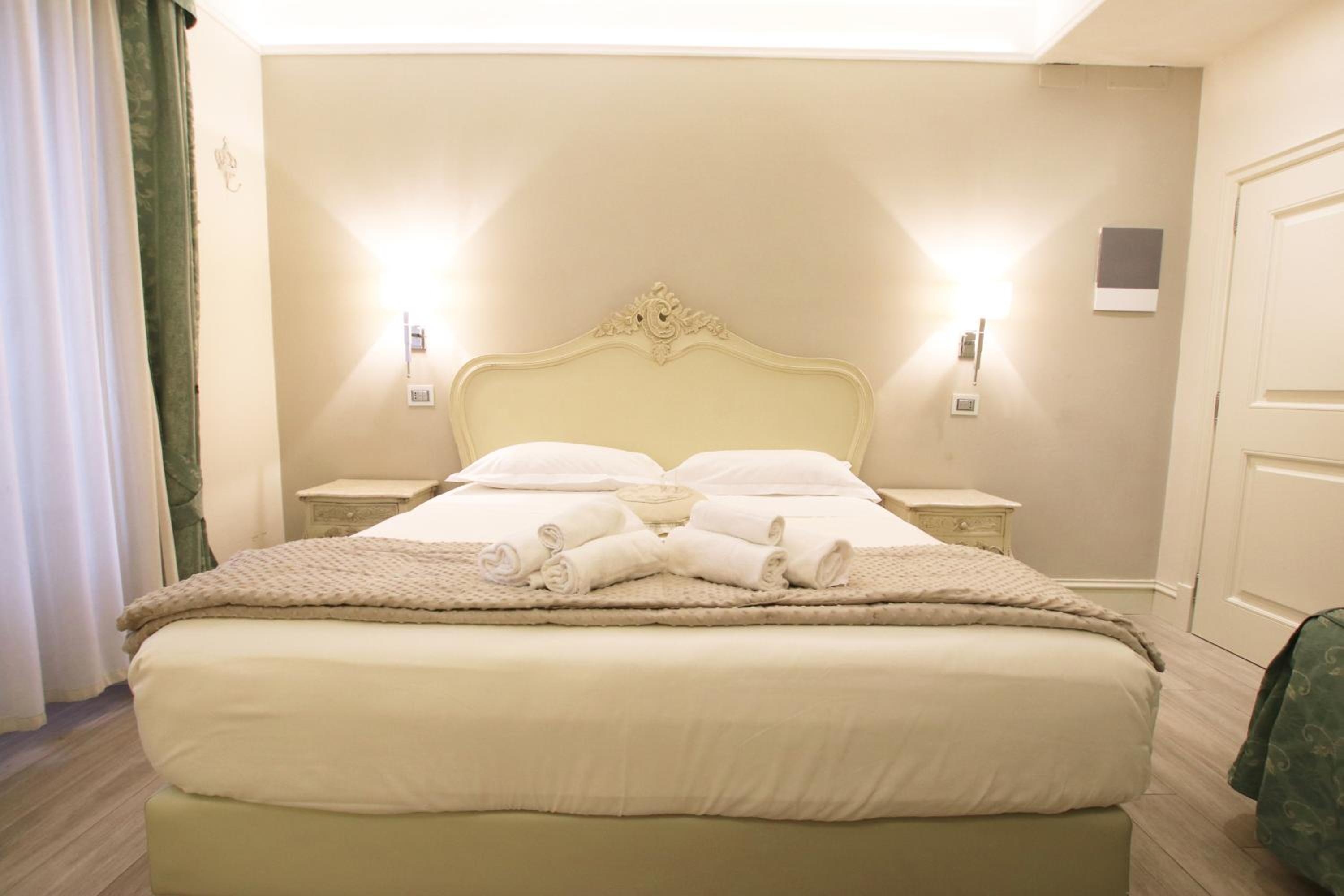 Triple Room with Side Sea View - Photo 1