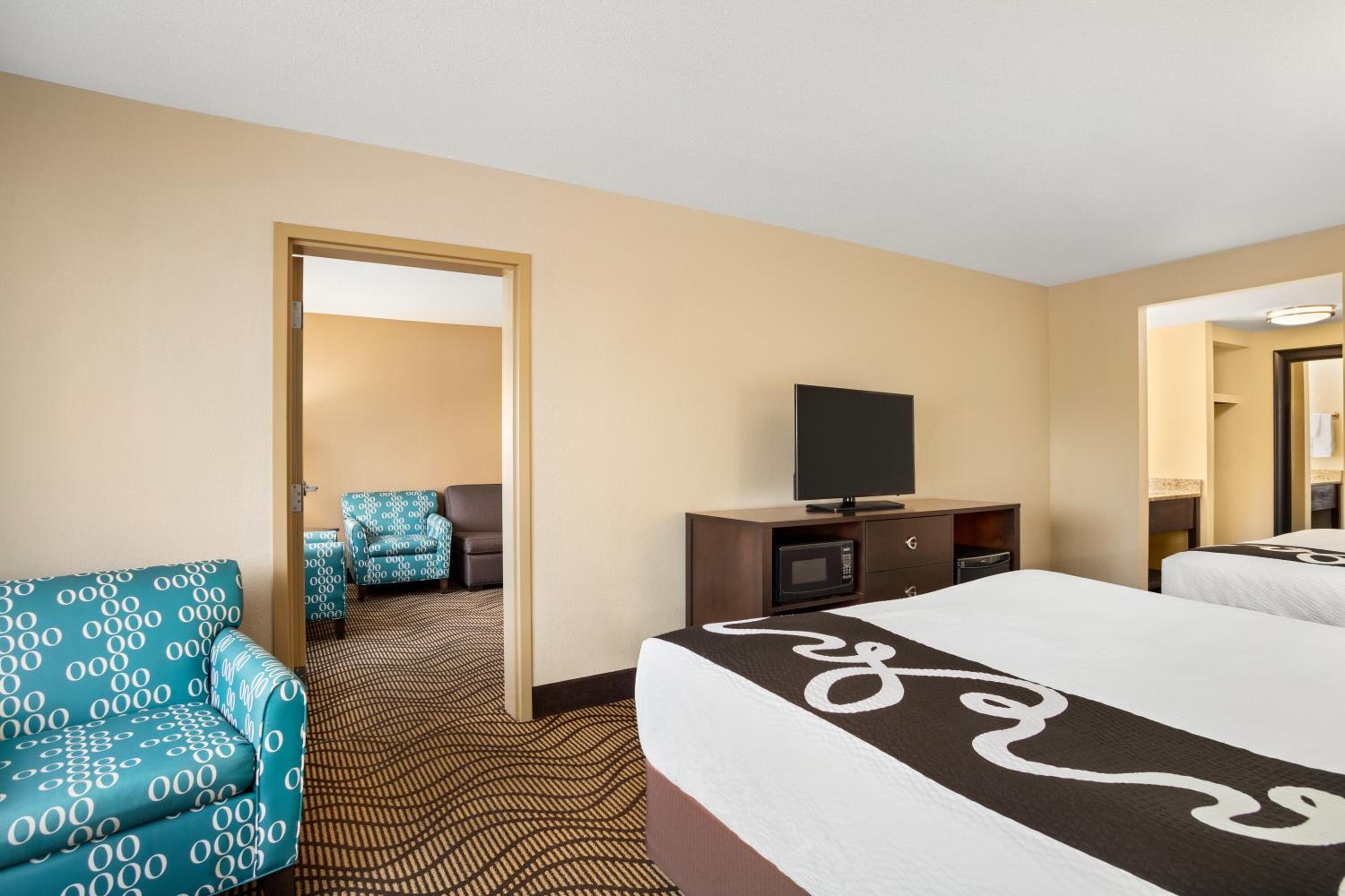One-Bedroom Suite with Two Queen Beds - Non-Smoking - Photo 3
